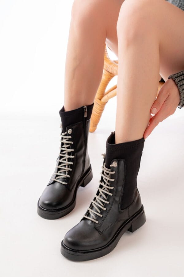 02-2006 Siyah Bağcıklı Fermuarlı Günlük Kadın Bot
