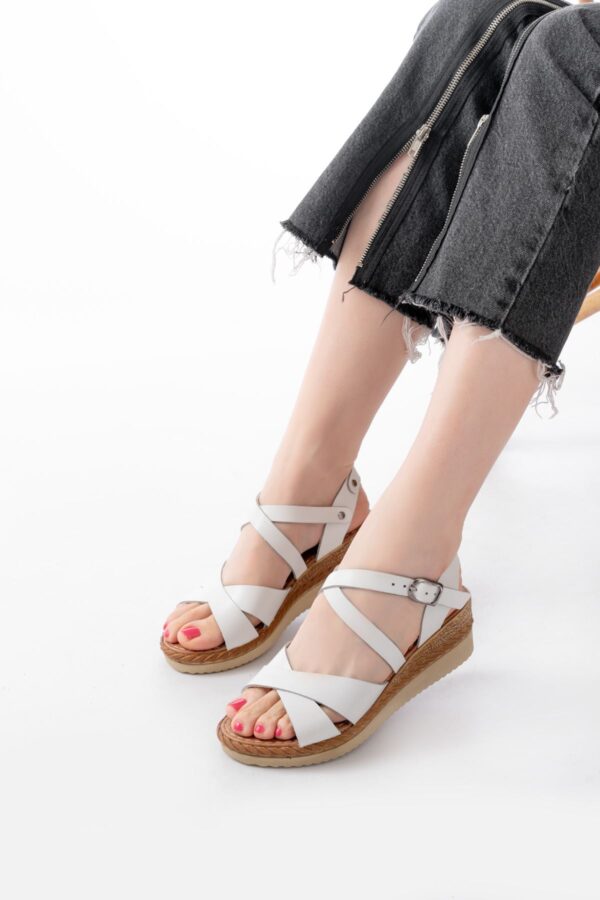 731-045 Beyaz Çapraz Hakiki Deri Dolgu Topuklu Günlük Kadın Sandalet