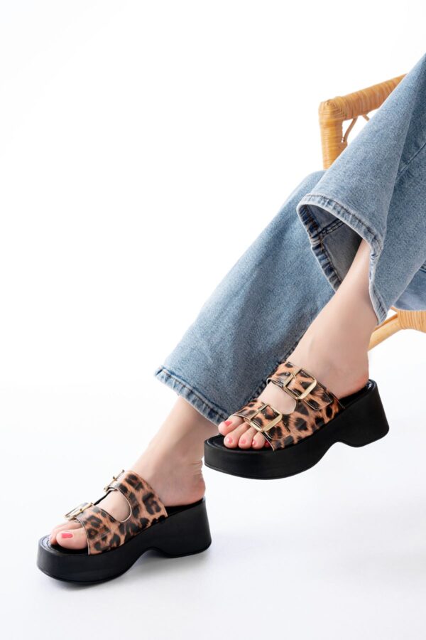 24414-574 Leopar Rugan Günlük Tokalı Dolgu Topuk Kadın Terlik