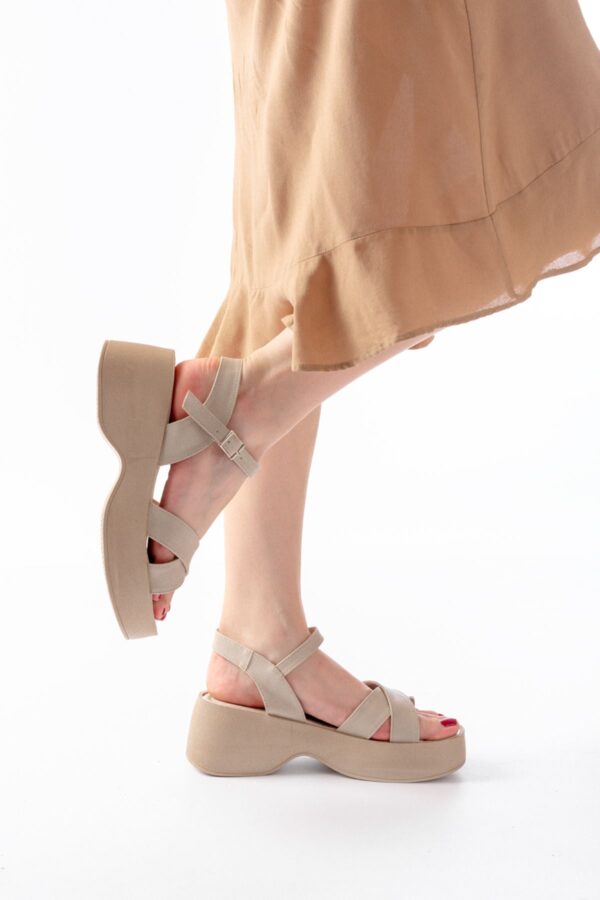 24414-1005 Bej Günlük Çapraz Dolgu Topuk Kadın Sandalet