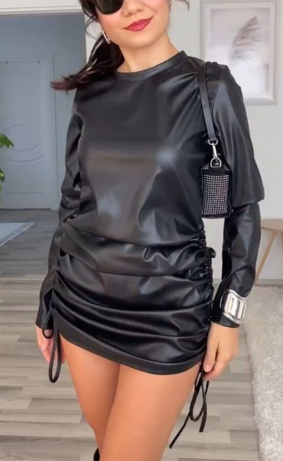 Kadın Uzun Kollu Bisiklet Yaka Yandan Büzgülü Kısa Deri Elbise