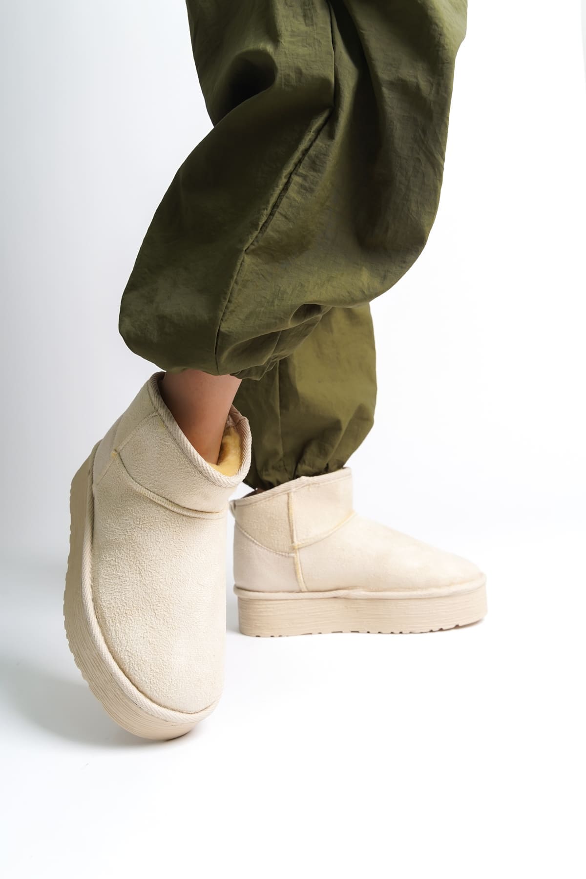 AMELIA Bağcıksız Düz ve Kalın Taban İçi Kürklü Kısa Süet Kadın Bot SKT - Krem - Görsel 2