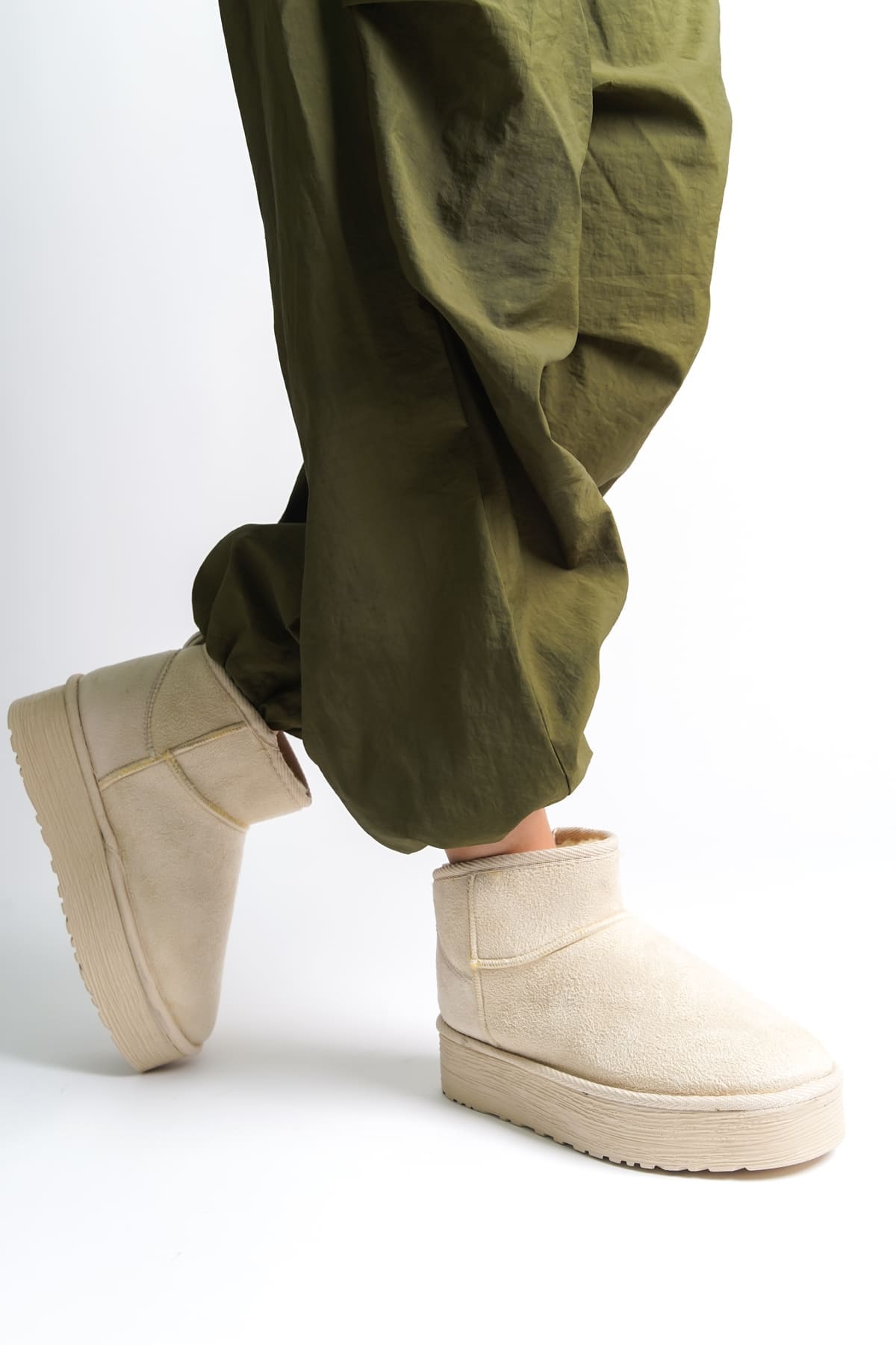 AMELIA Bağcıksız Düz ve Kalın Taban İçi Kürklü Kısa Süet Kadın Bot SKT - Krem - Görsel 3