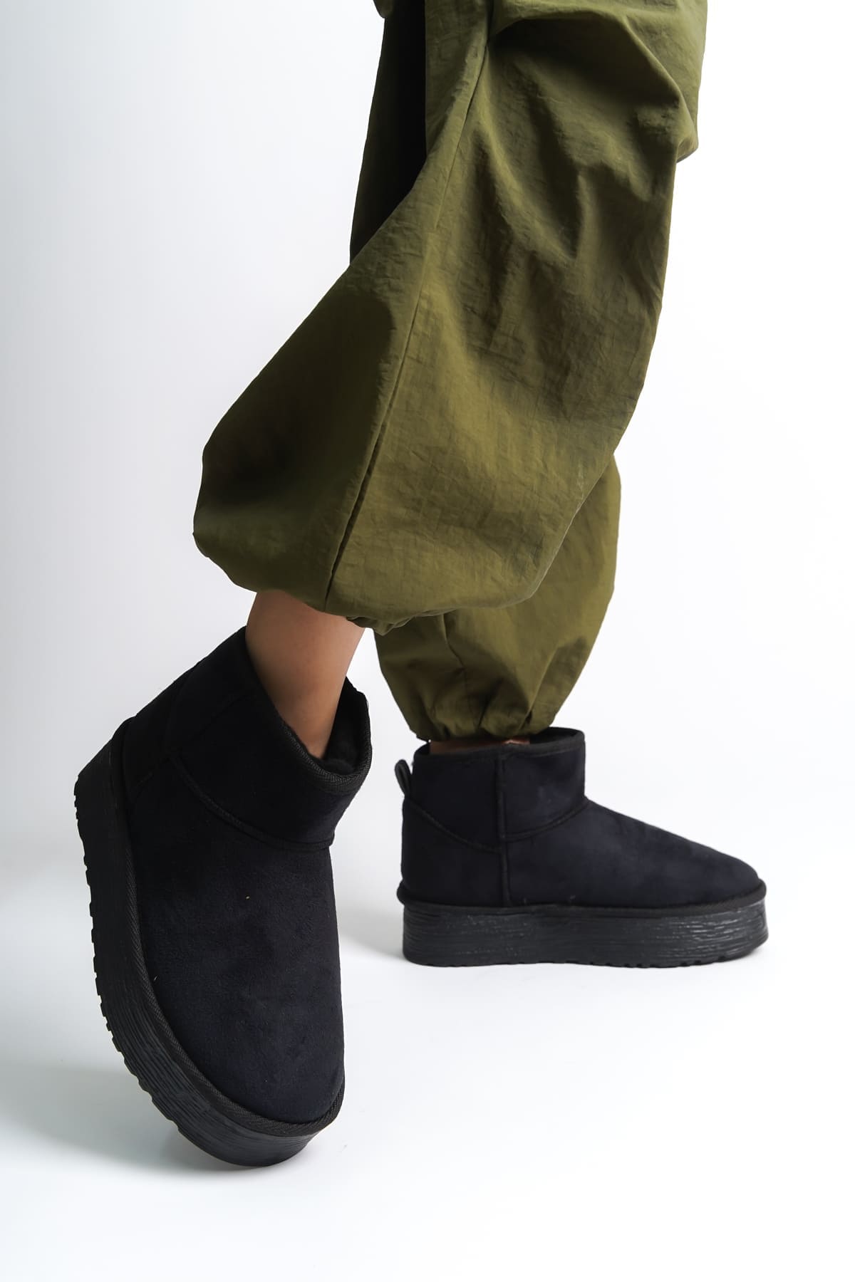 AMELIA Bağcıksız Düz ve Kalın Taban İçi Kürklü Kısa Süet Kadın Bot SST - Siyah - Görsel 2