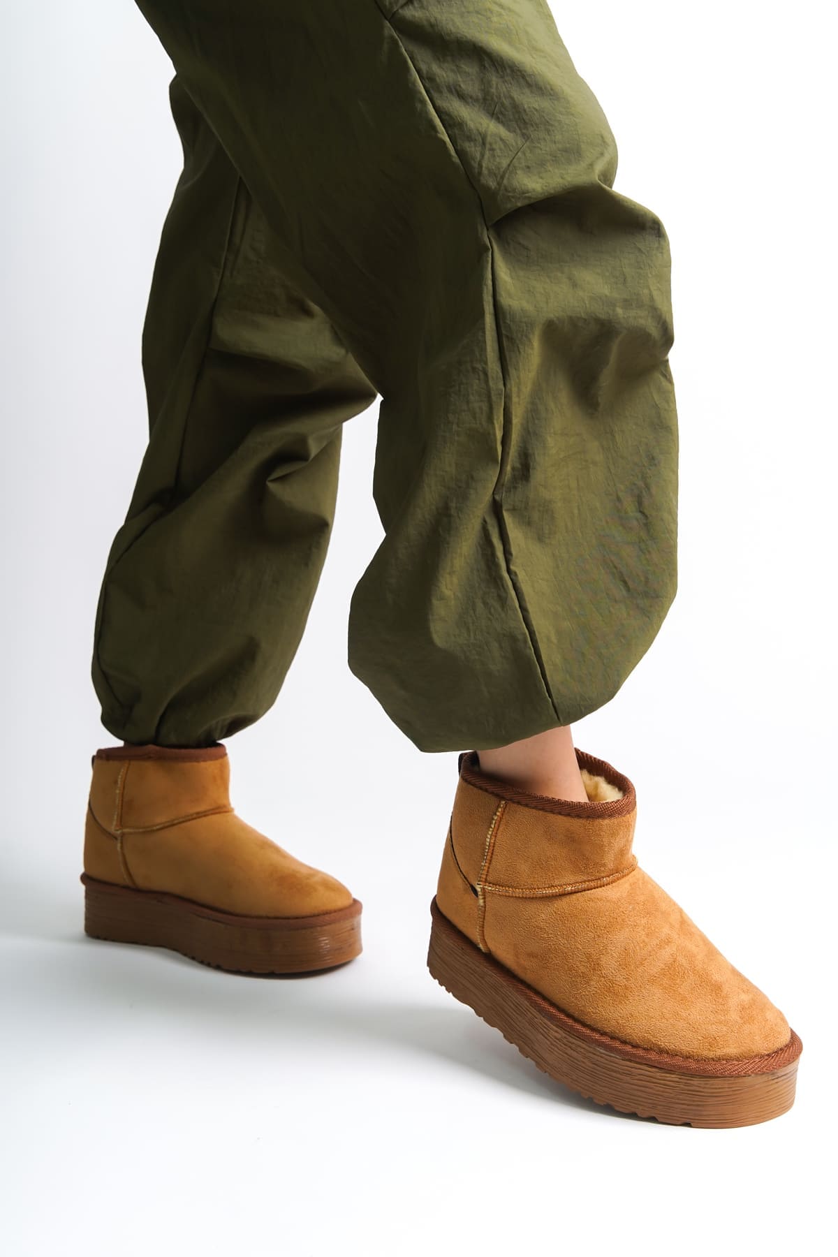 AMELIA Bağcıksız Düz ve Kalın Taban İçi Kürklü Kısa Süet Kadın Bot STT - Taba