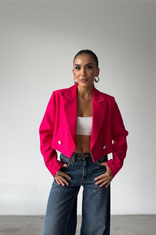 ARKASI İNCİ DÜĞME DETAYLI CROP CEKET - Fuşya