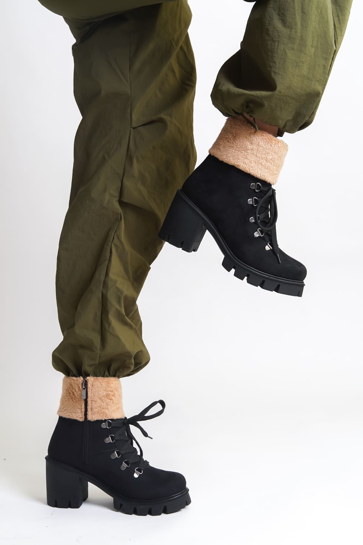 EMMA Bağcıklı Fermuarlı Ortopedik Taban Topuklu Kürk Detaylı Süet Kadın Bot SST - Siyah - Görsel 2