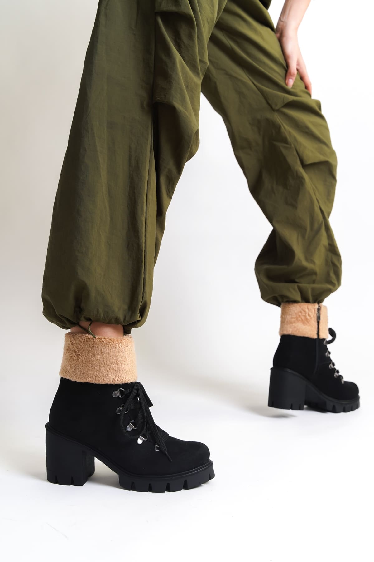 EMMA Bağcıklı Fermuarlı Ortopedik Taban Topuklu Kürk Detaylı Süet Kadın Bot SST - Siyah - Görsel 3