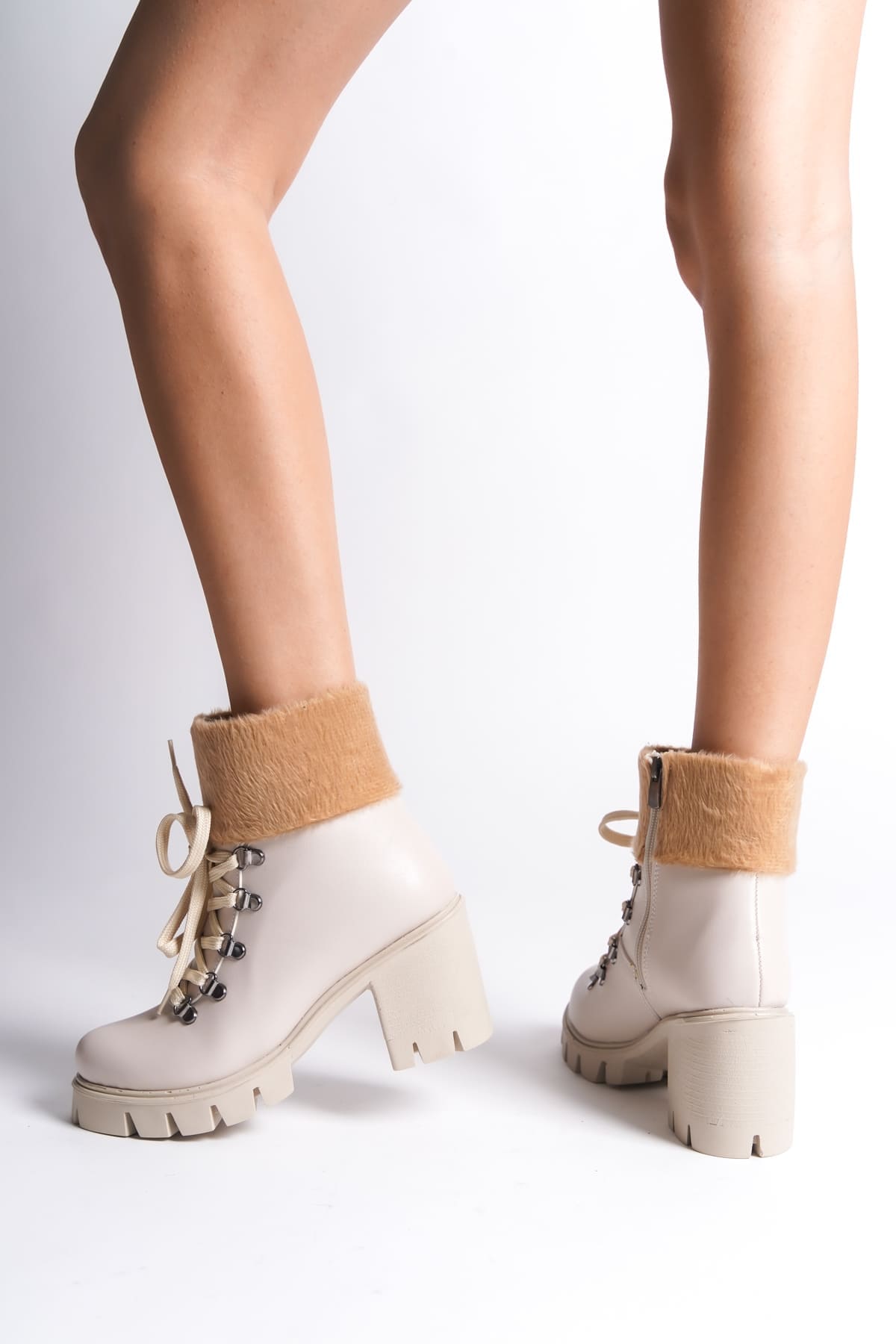 EMMA Bağcıklı Fermuarlı Ortopedik Taban Topuklu Kürk DetaylıKadın Bot CKT - Krem - Görsel 3