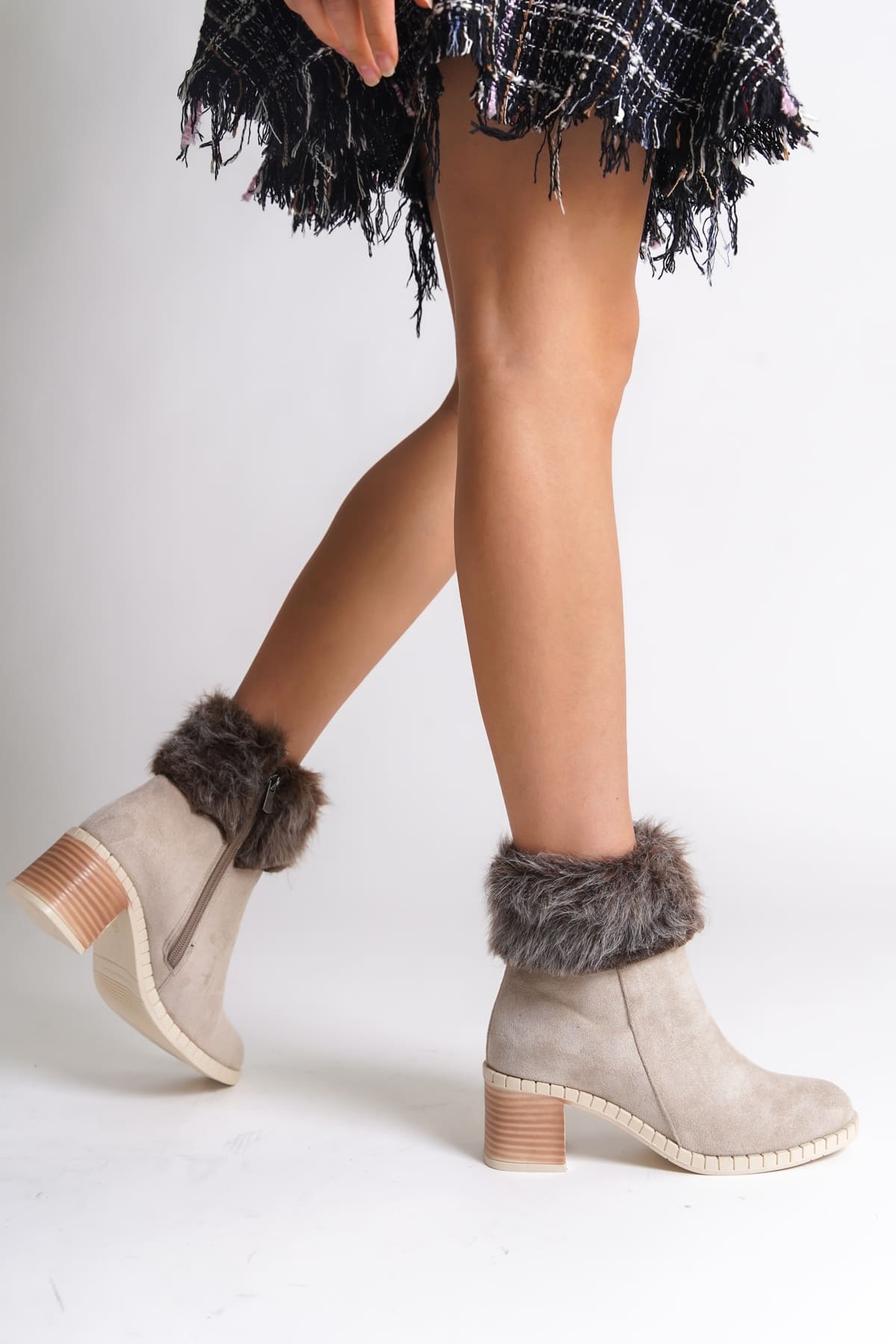 JULIA Fermuarlı Ortopedik Taban Tüylü Topuklu Süet Kadın Bot SKT - Krem - Görsel 3