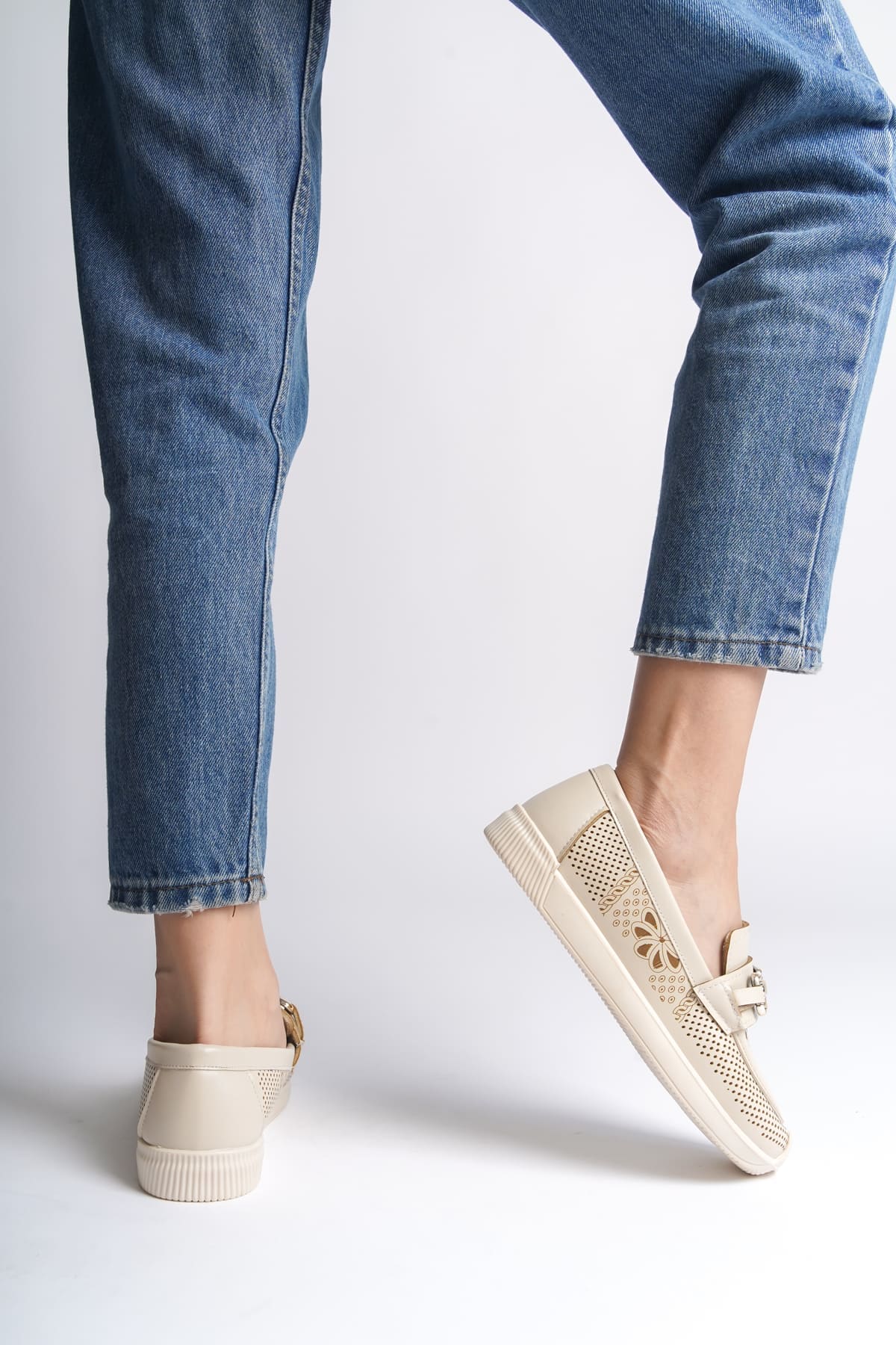 LAYLA Bağcıksız Ortopedik Rahat Taban Çiçek Desenli Kadın Babet Ayakkabı CKT - Krem - Görsel 3