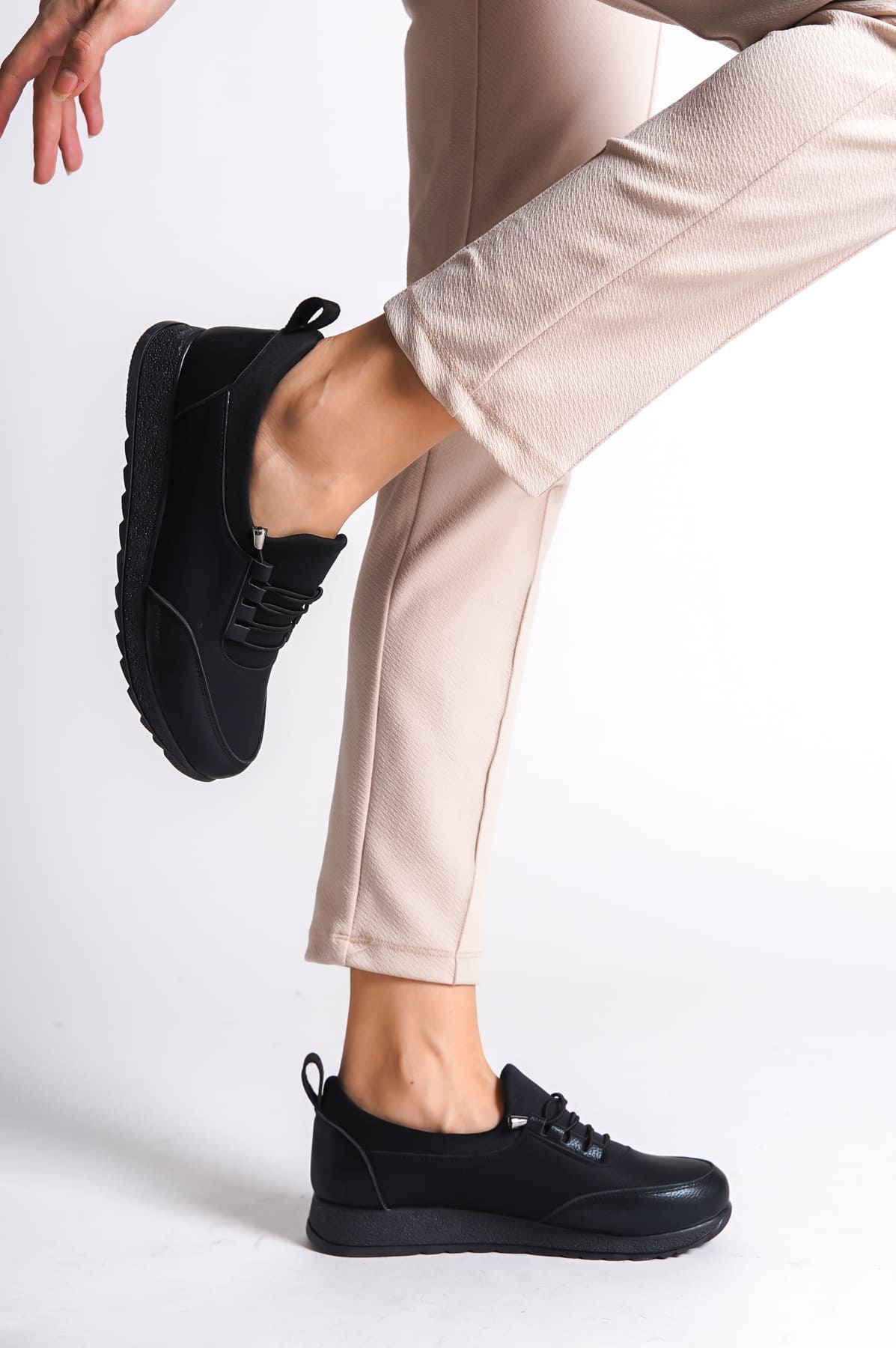 VIOLET Bağcıklı Lastikli Ortopedik Rahat Taban Cilt Detaylı Klasik Kadın Babet Anne Ayakkabısı CST - Siyah - Görsel 3