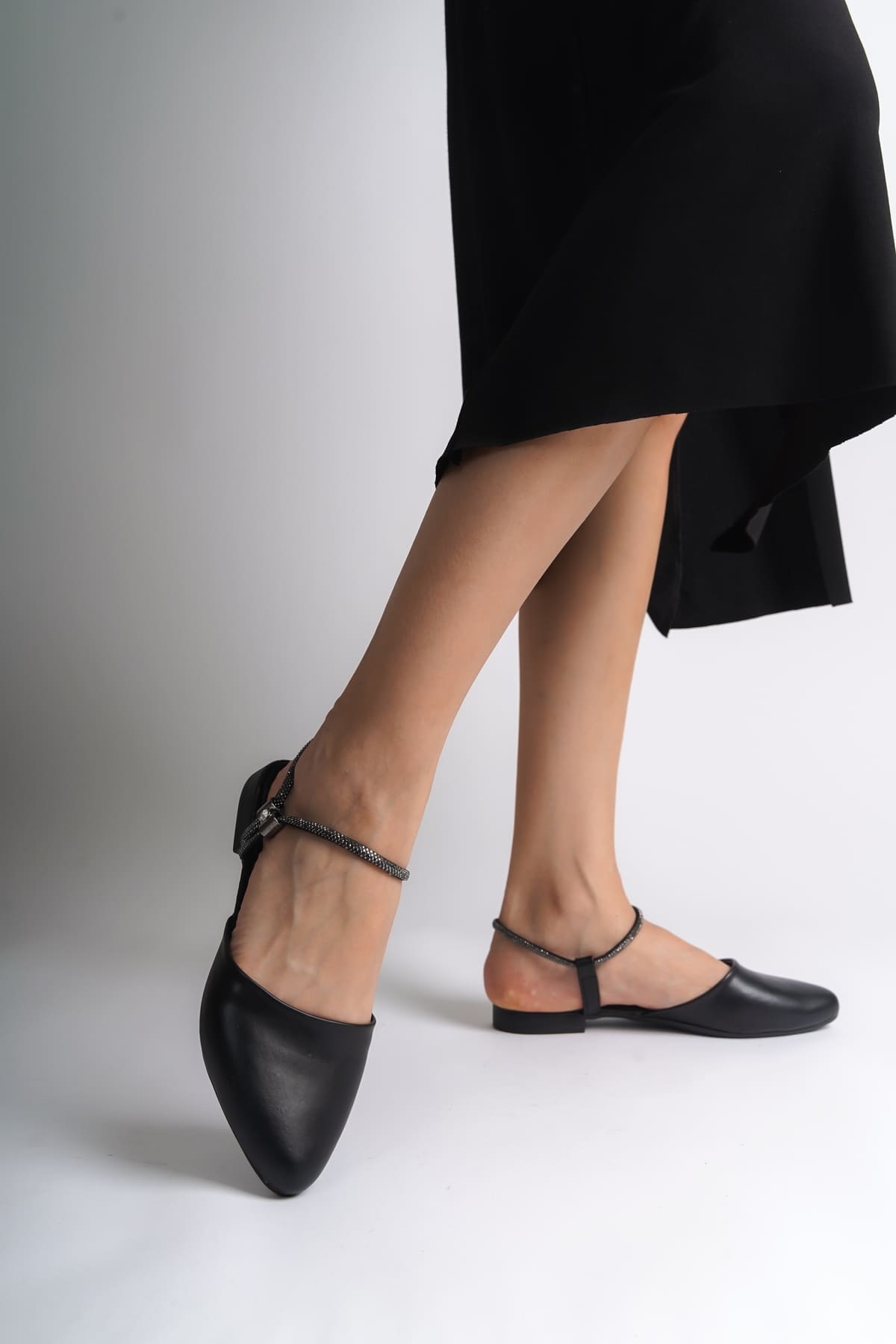 ARIANA Lastikli Ortopedik Rahat Taban Bilekten Taş Detaylı Kadın Babet Ayakkabı CST - Siyah