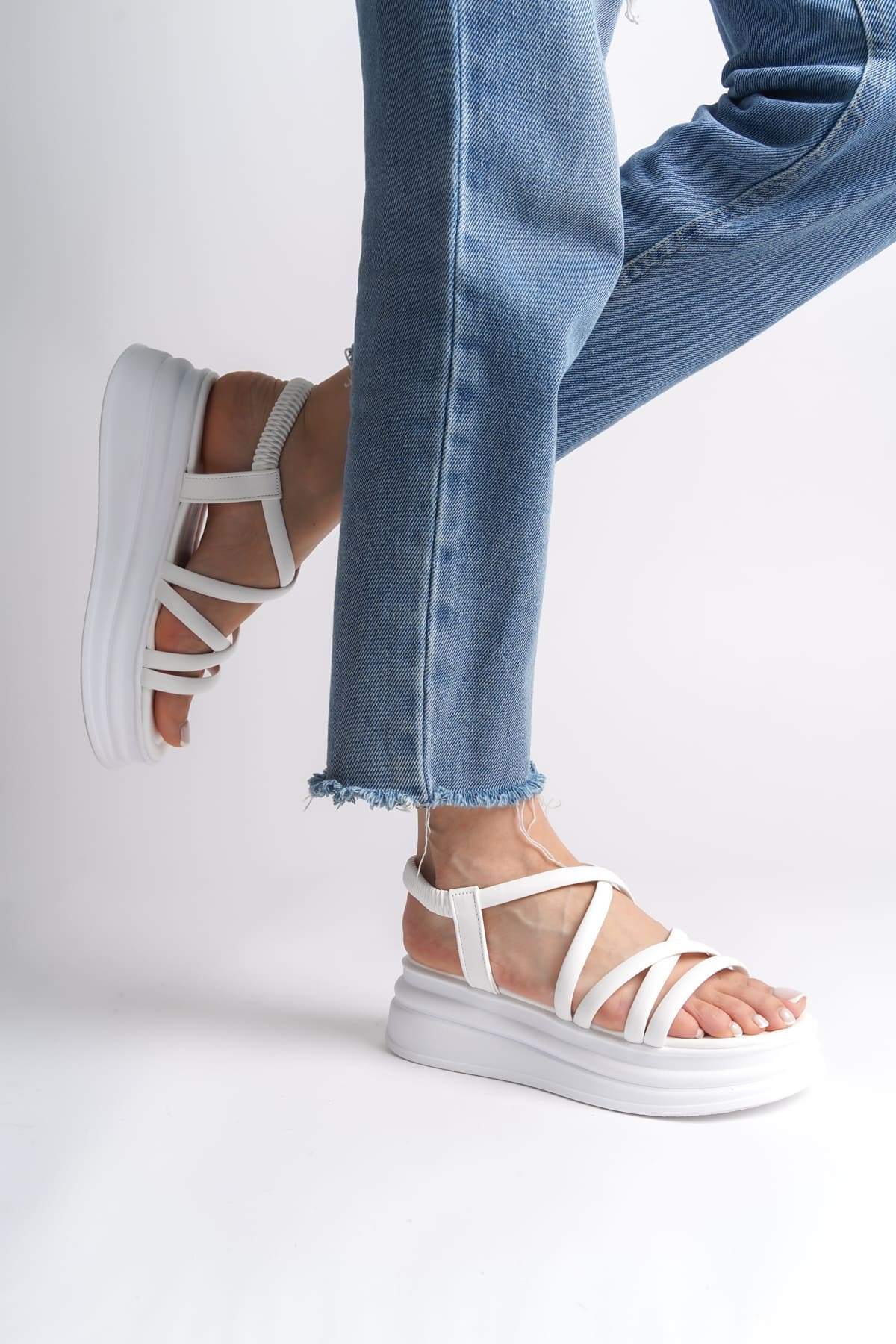 BELLA Lastikli Şerit Detaylı Ortopedik Taban Kadın Sandalet CBT - Beyaz - Görsel 2