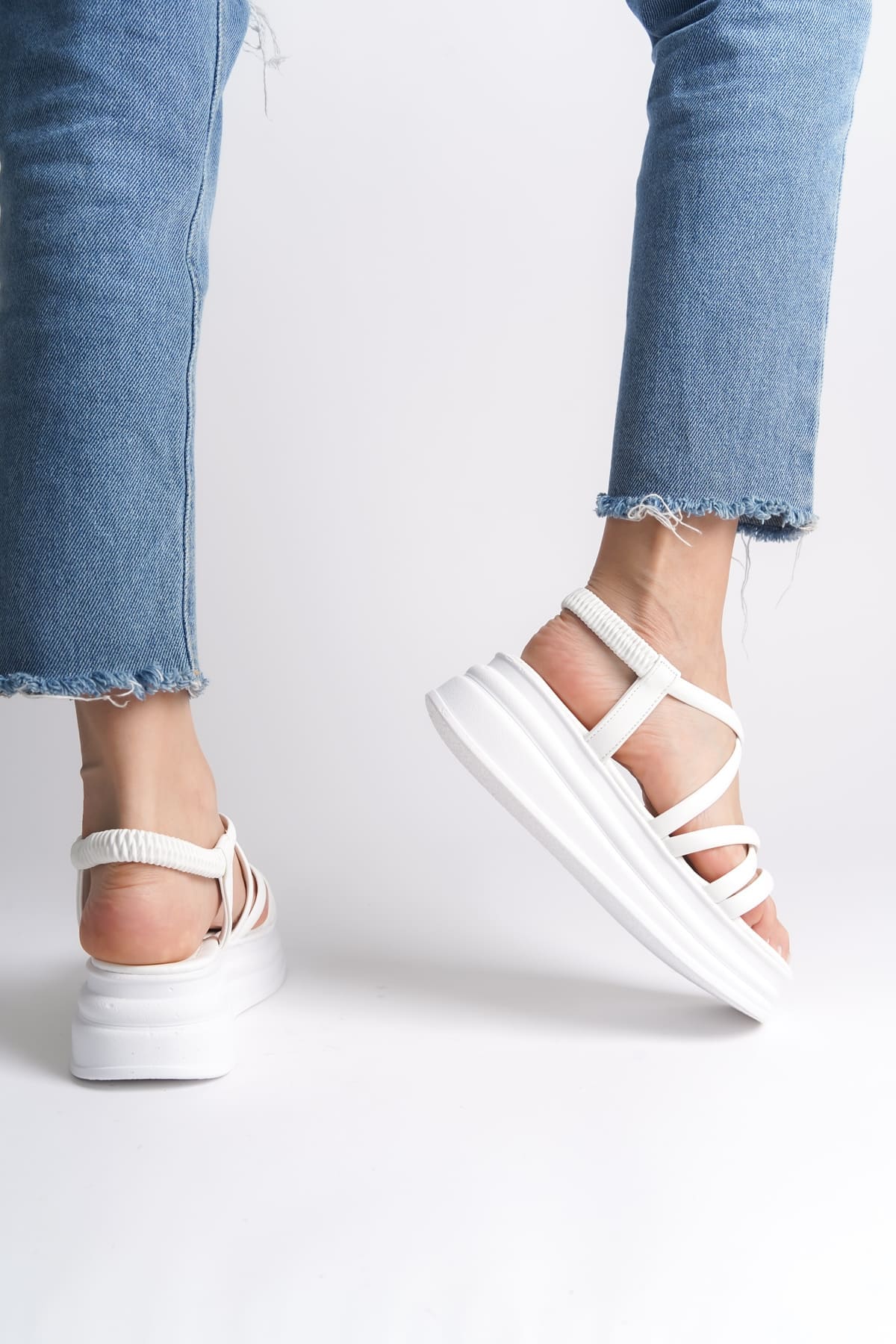 BELLA Lastikli Şerit Detaylı Ortopedik Taban Kadın Sandalet CBT - Beyaz - Görsel 3