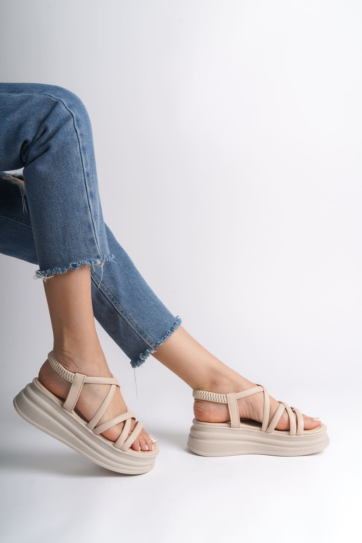 BELLA Lastikli Şerit Detaylı Ortopedik Taban Kadın Sandalet CKT - Krem - Görsel 2