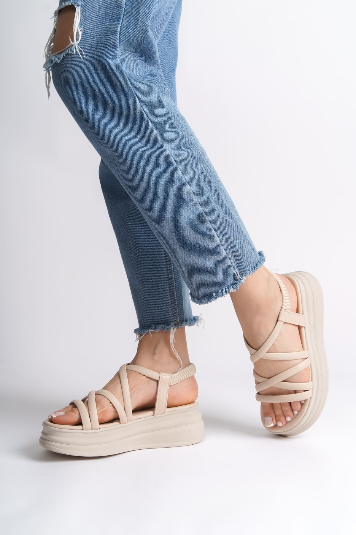 BELLA Lastikli Şerit Detaylı Ortopedik Taban Kadın Sandalet CKT - Krem - Görsel 3