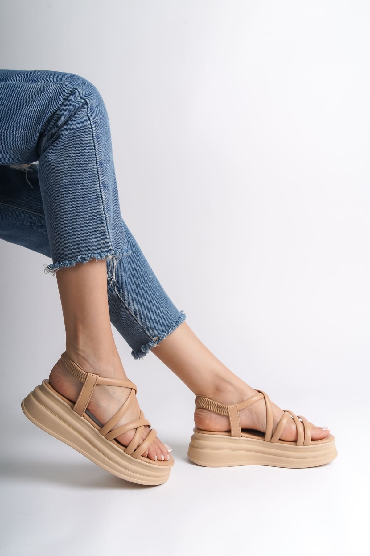 BELLA Lastikli Şerit Detaylı Ortopedik Taban Kadın Sandalet CTT - Ten - Görsel 2