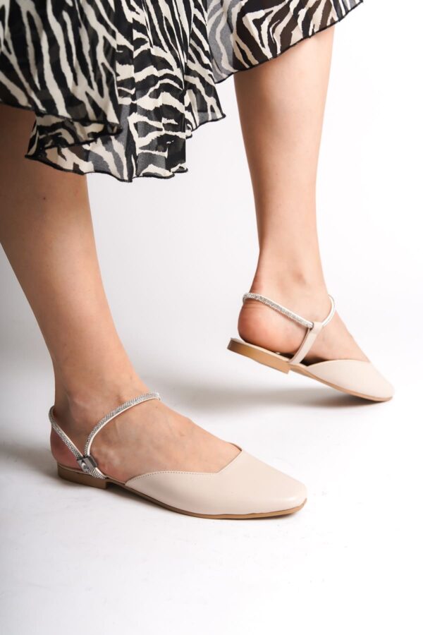 CAROLINE Lastikli Ortopedik Rahat Taban Bilekten Taş Detaylı Kadın Babet Ayakkabı  CKT - Krem