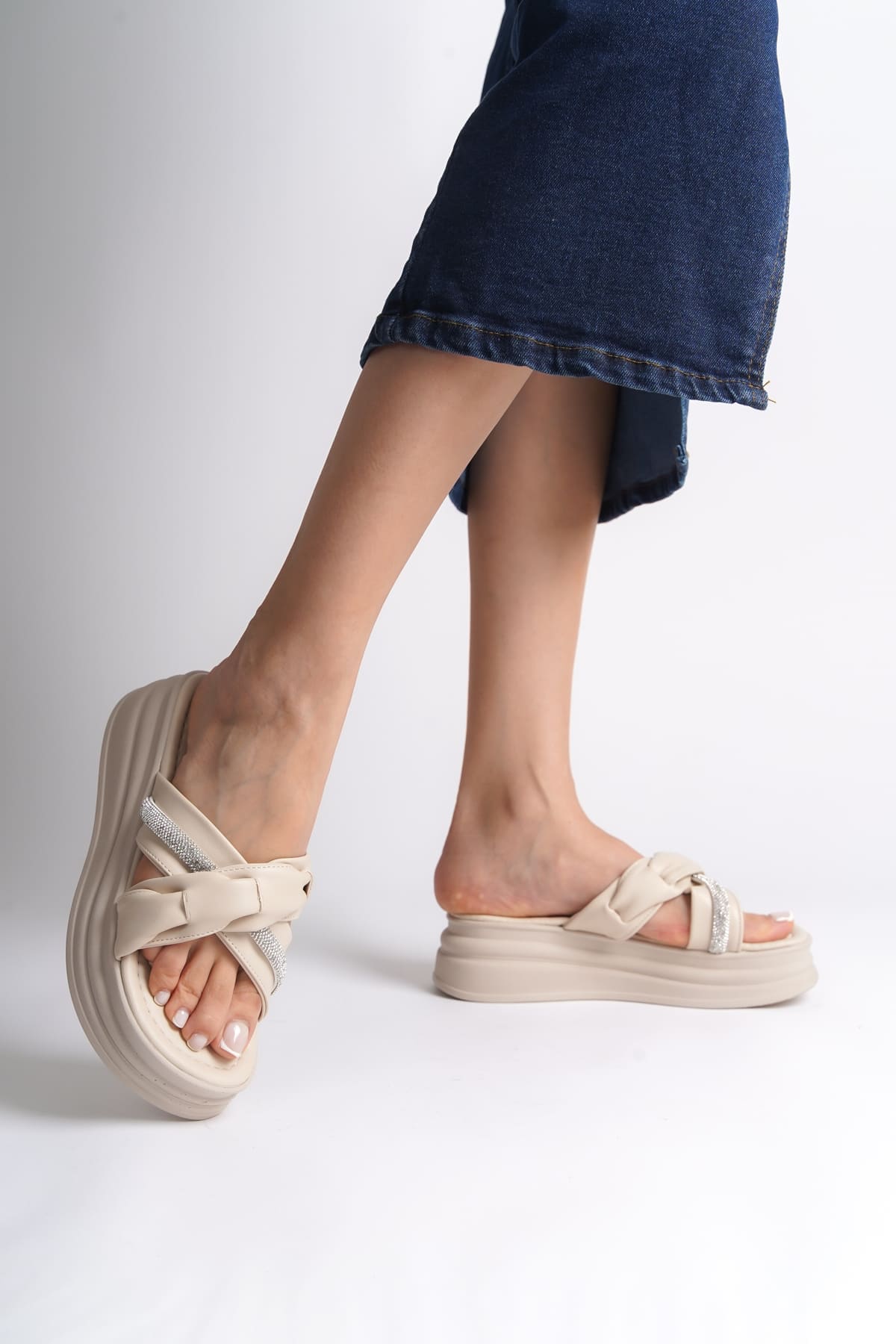 CLARA Düz Topuklu Kurdele Desenli Taşlı Kalın ve Ortopedik Taban Kadın Terlik CKT - Krem - Görsel 2