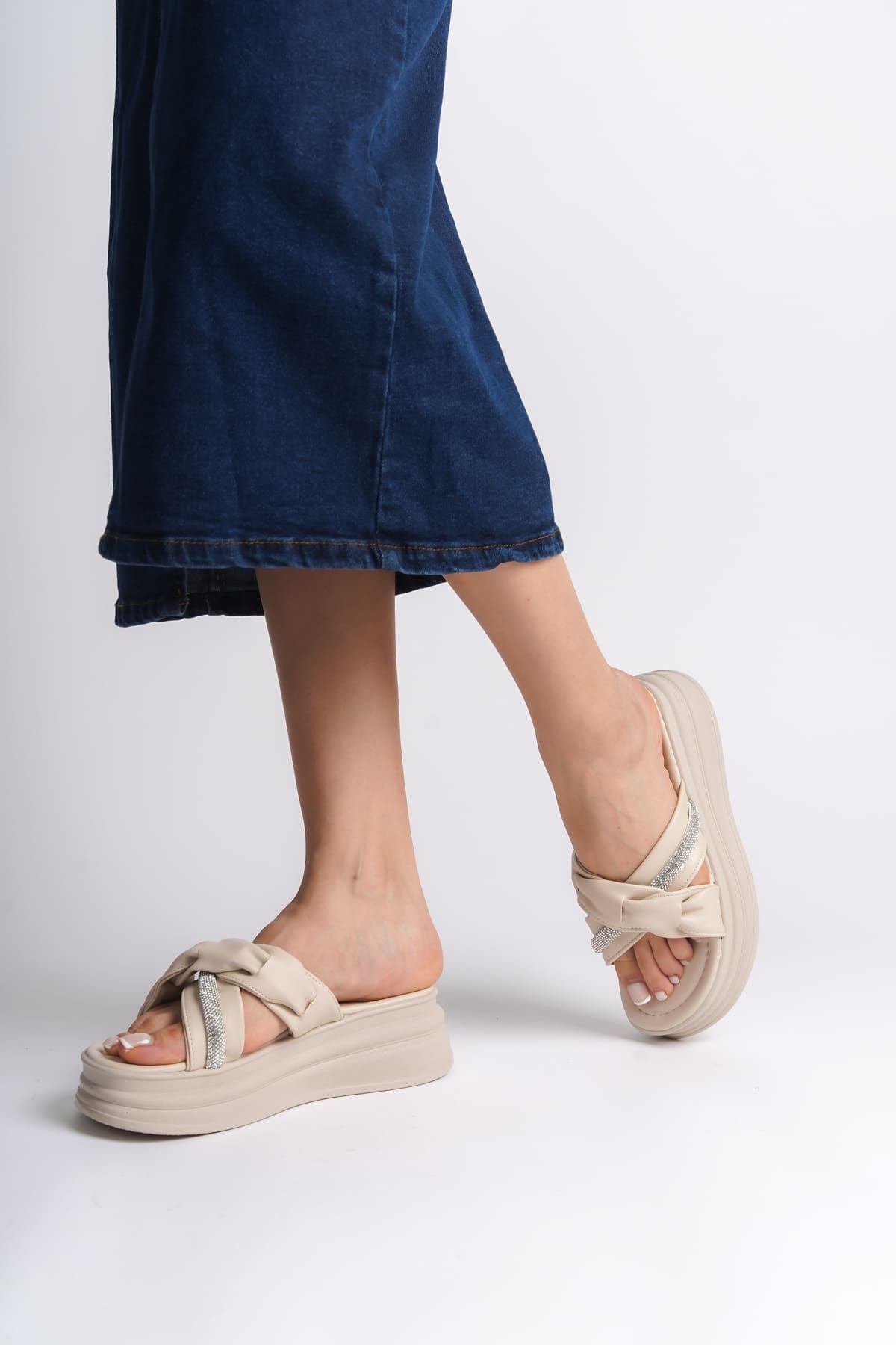 CLARA Düz Topuklu Kurdele Desenli Taşlı Kalın ve Ortopedik Taban Kadın Terlik CKT - Krem - Görsel 3