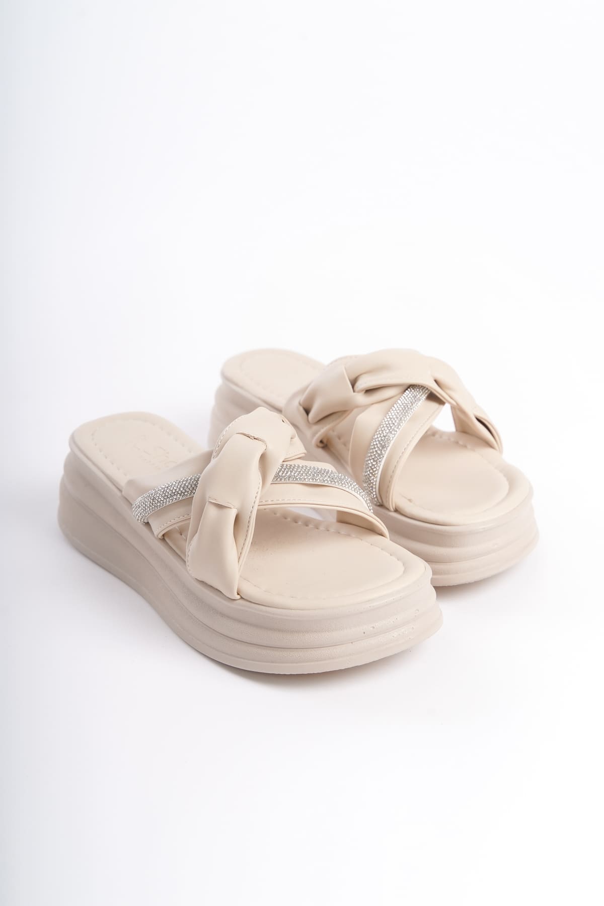 CLARA Düz Topuklu Kurdele Desenli Taşlı Kalın ve Ortopedik Taban Kadın Terlik CKT - Krem - Görsel 4