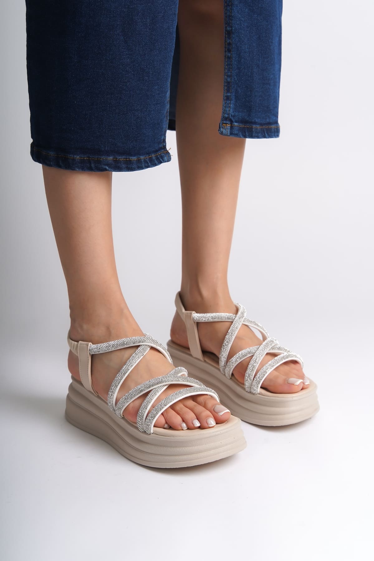 ELENA Lastikli Taşlı Şeritli Ortopedik Taban Kadın Sandalet CKT - Krem