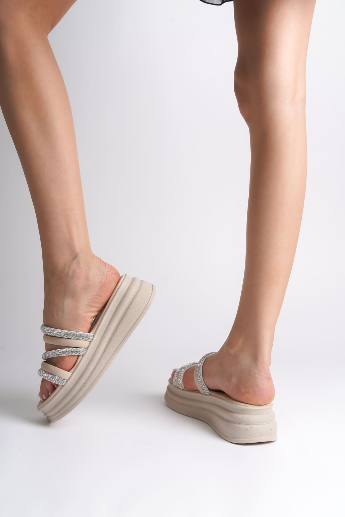 ELISE Düz Topuklu Şeritli Taşlı Kalın ve Ortopedik Taban Kadın Terlik CKT - Krem - Görsel 3