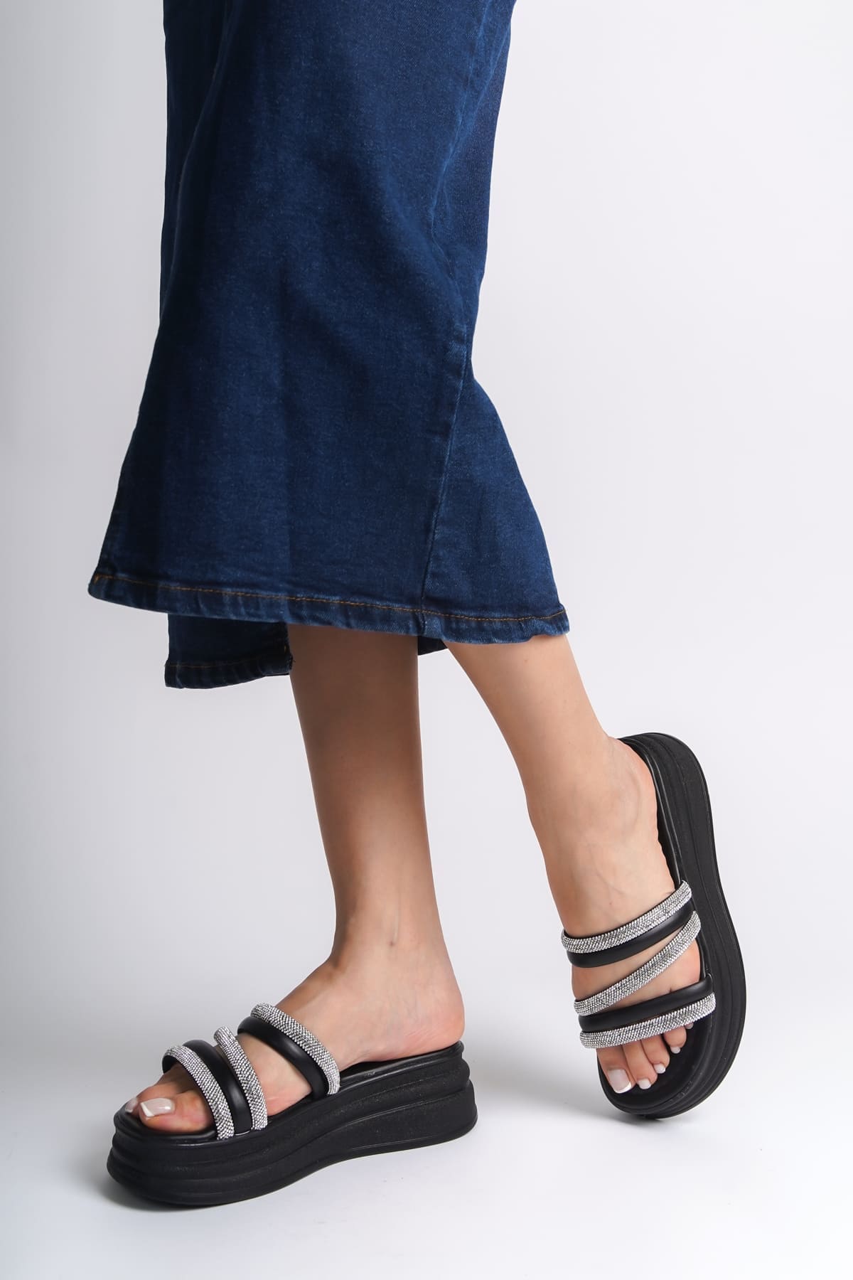 ELISE Düz Topuklu Şeritli Taşlı Kalın ve Ortopedik Taban Kadın Terlik CST - Siyah - Görsel 2