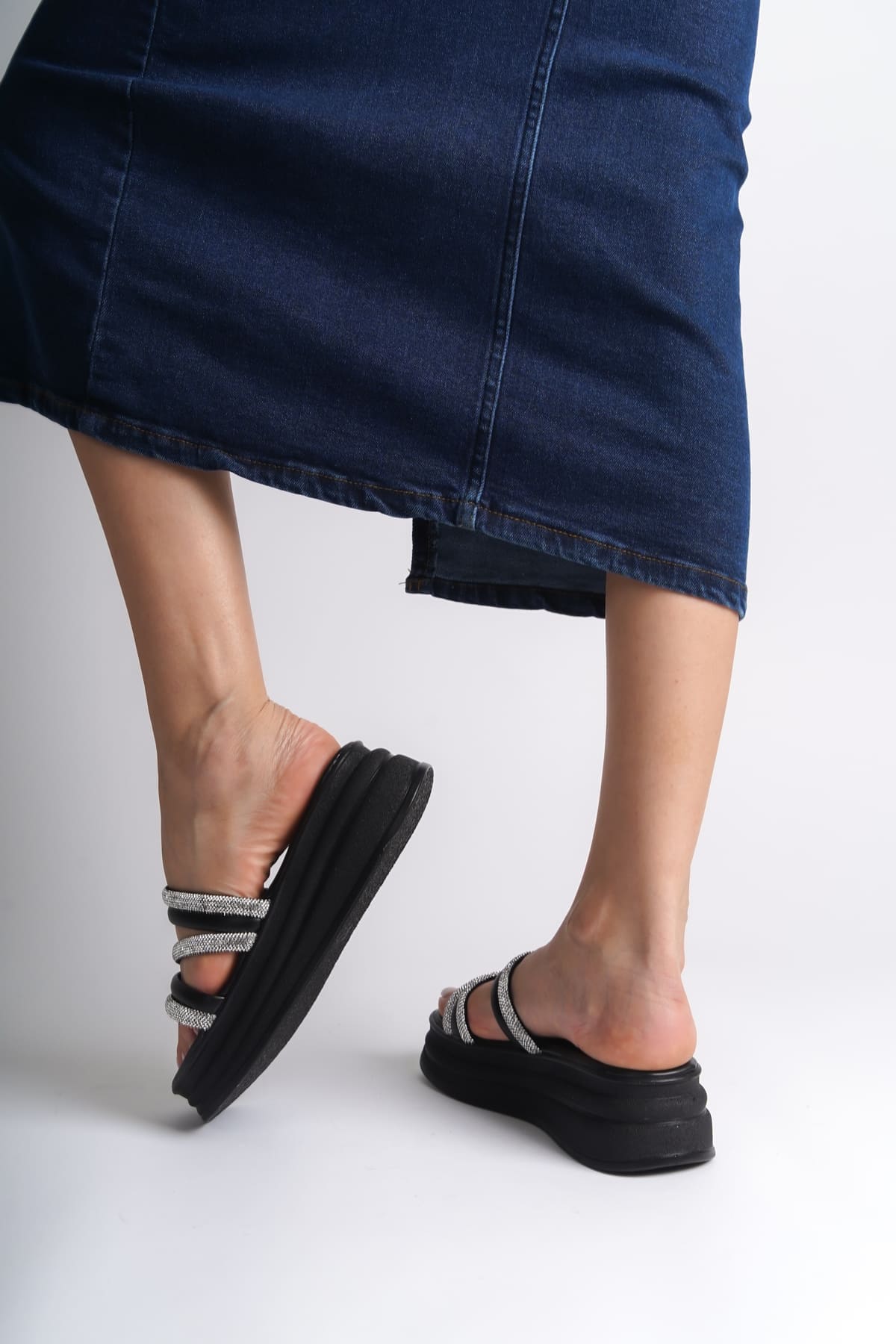 ELISE Düz Topuklu Şeritli Taşlı Kalın ve Ortopedik Taban Kadın Terlik CST - Siyah - Görsel 3