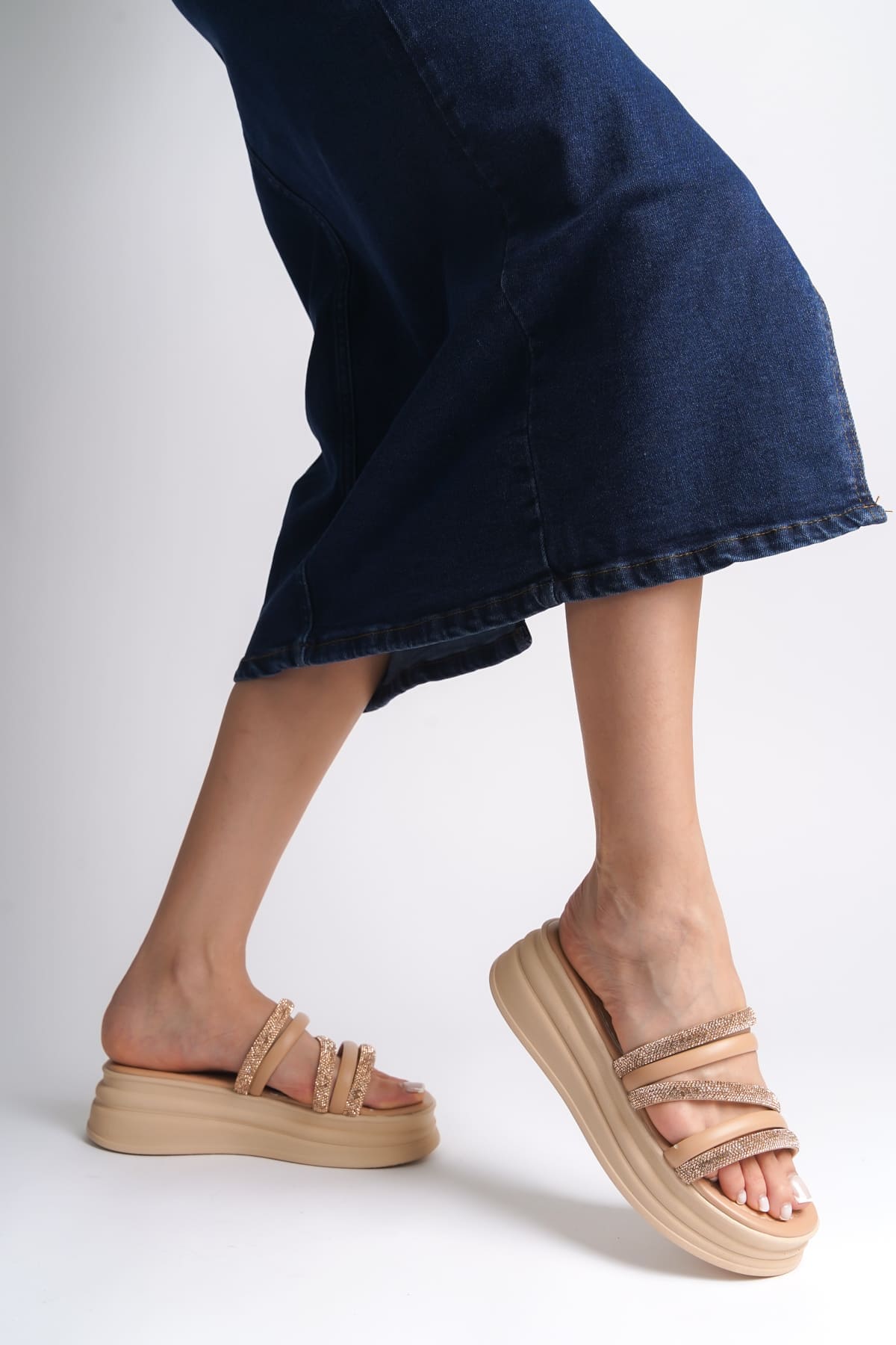 ELISE Düz Topuklu Şeritli Taşlı Kalın ve Ortopedik Taban Kadın Terlik CTT - Ten - Görsel 3