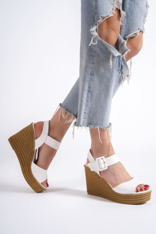 PERLA Tokalı Lastikli Dolgu Topuklu Ortopedik Taban Hasır Görünümlü Kadın Sandalet CKT - Beyaz