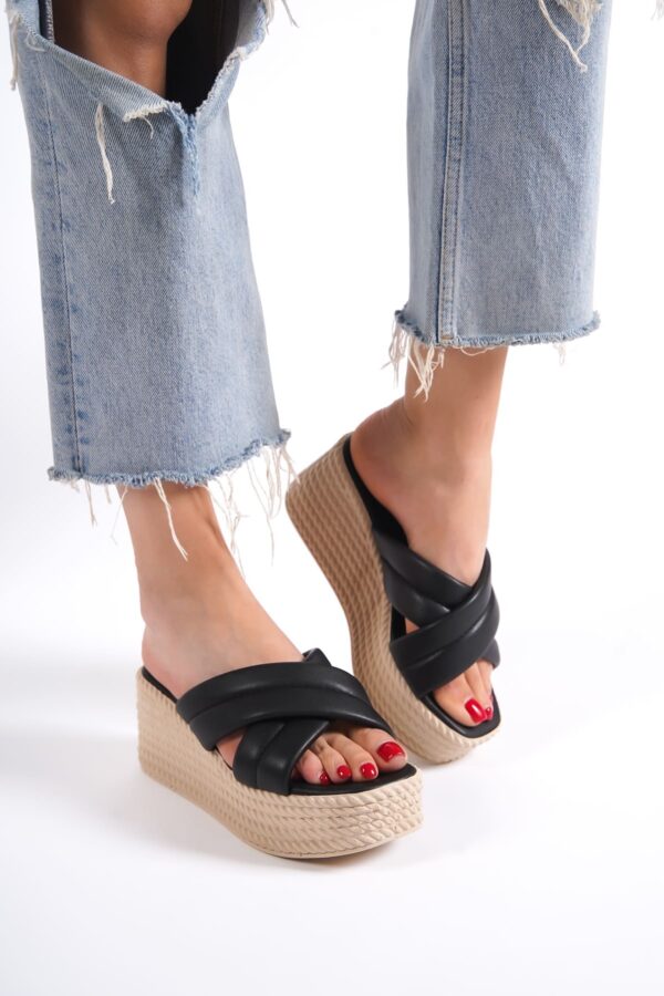 JOYMIX Dolgu Topuklu Ortopedik Taban Hasır Görünümlü Kadın Terlik CKT - Siyah