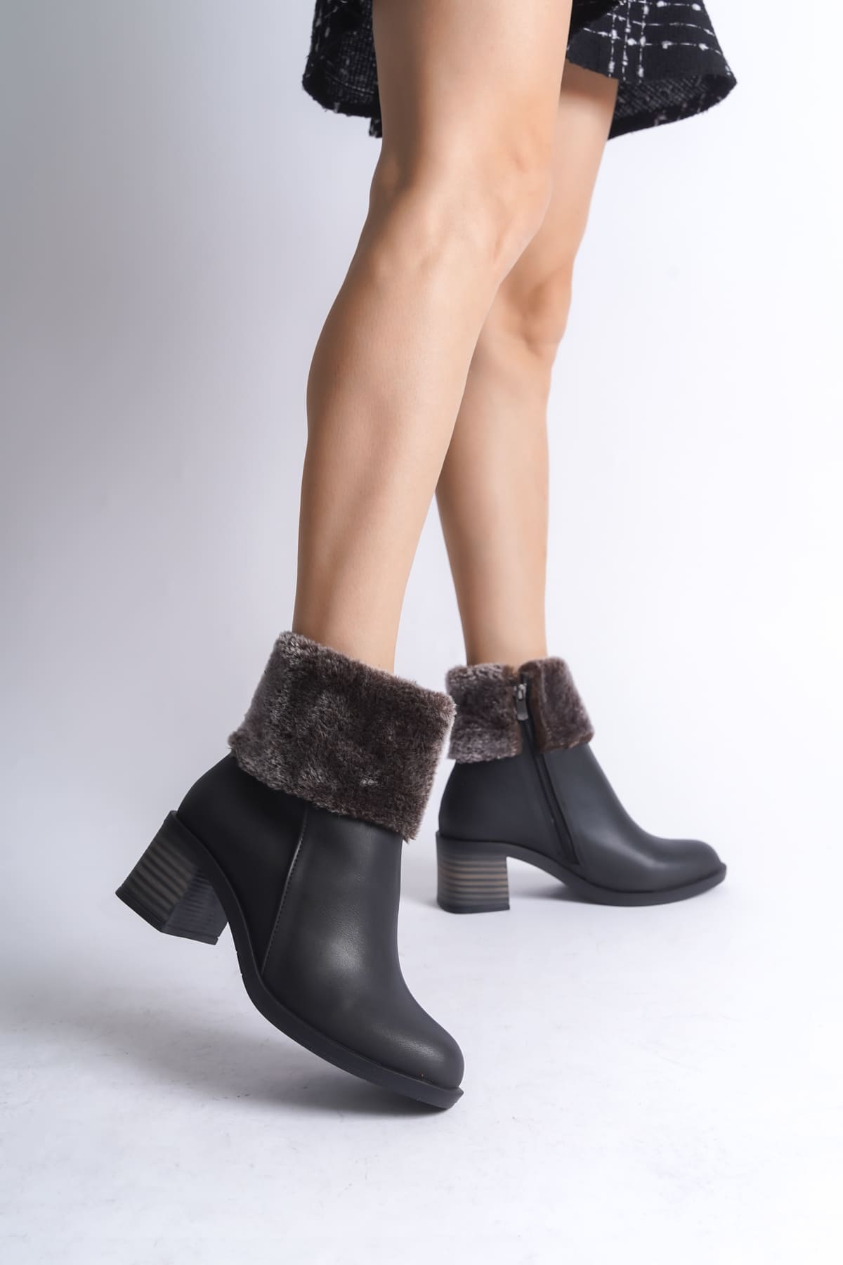 KATYA Fermuarlı Ortopedik Taban Topuklu Kürk DetaylıKadın Bot CST - Siyah - Görsel 2