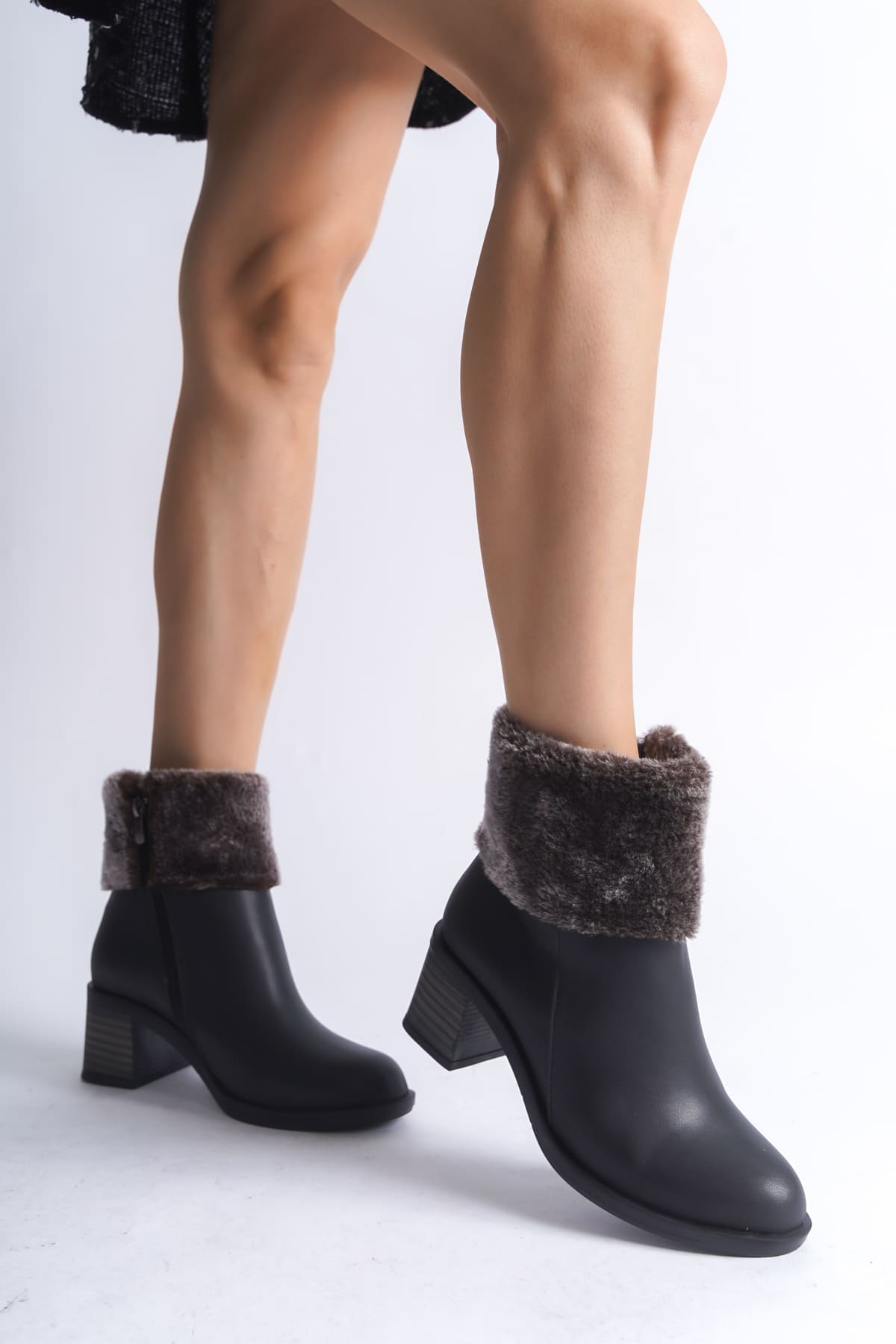 KATYA Fermuarlı Ortopedik Taban Topuklu Kürk DetaylıKadın Bot CST - Siyah - Görsel 3