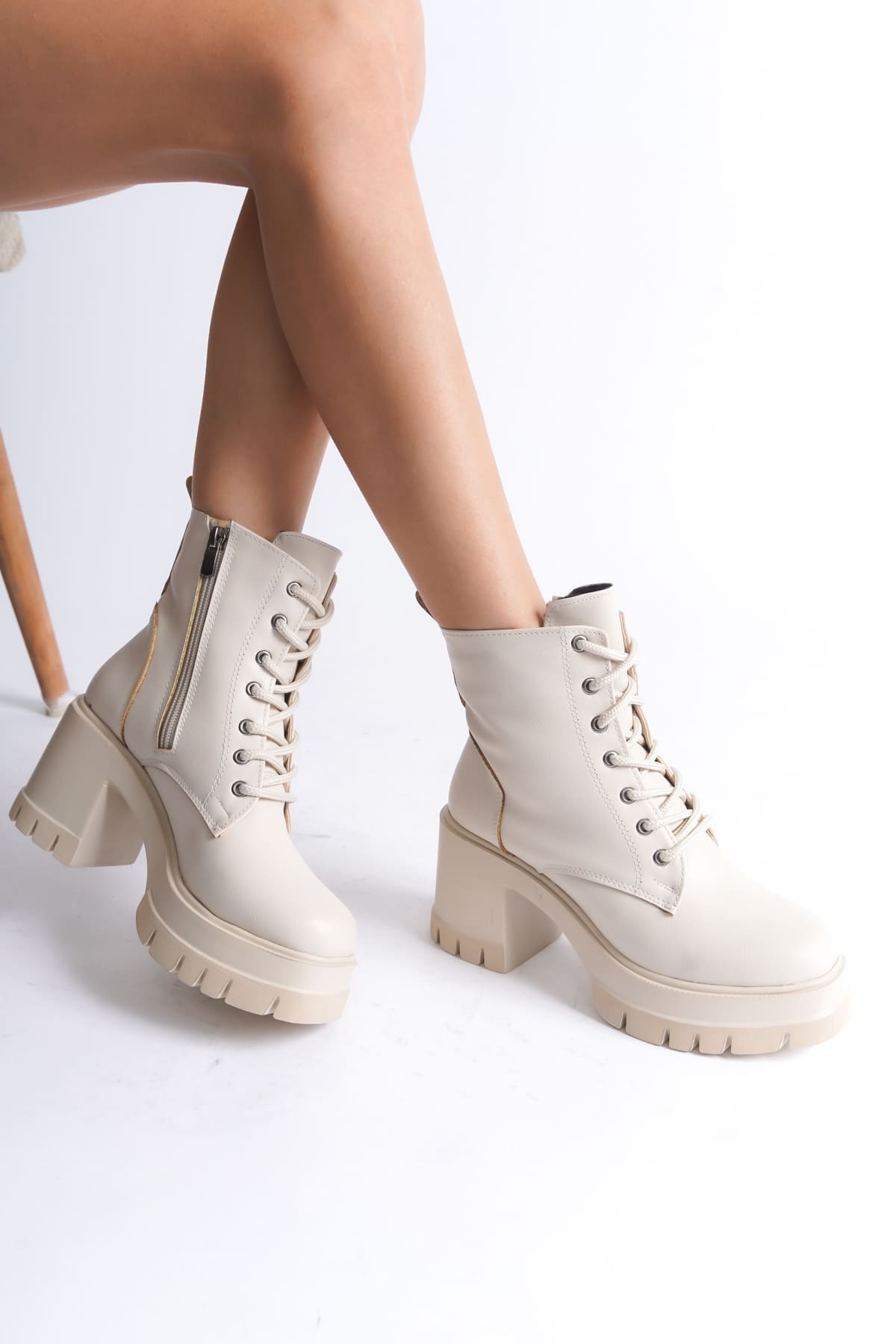 LAUREN Bağcıklı Fermuarlı Ortopedik Taban Topuklu Kadın Bot CKT - Krem - Görsel 3