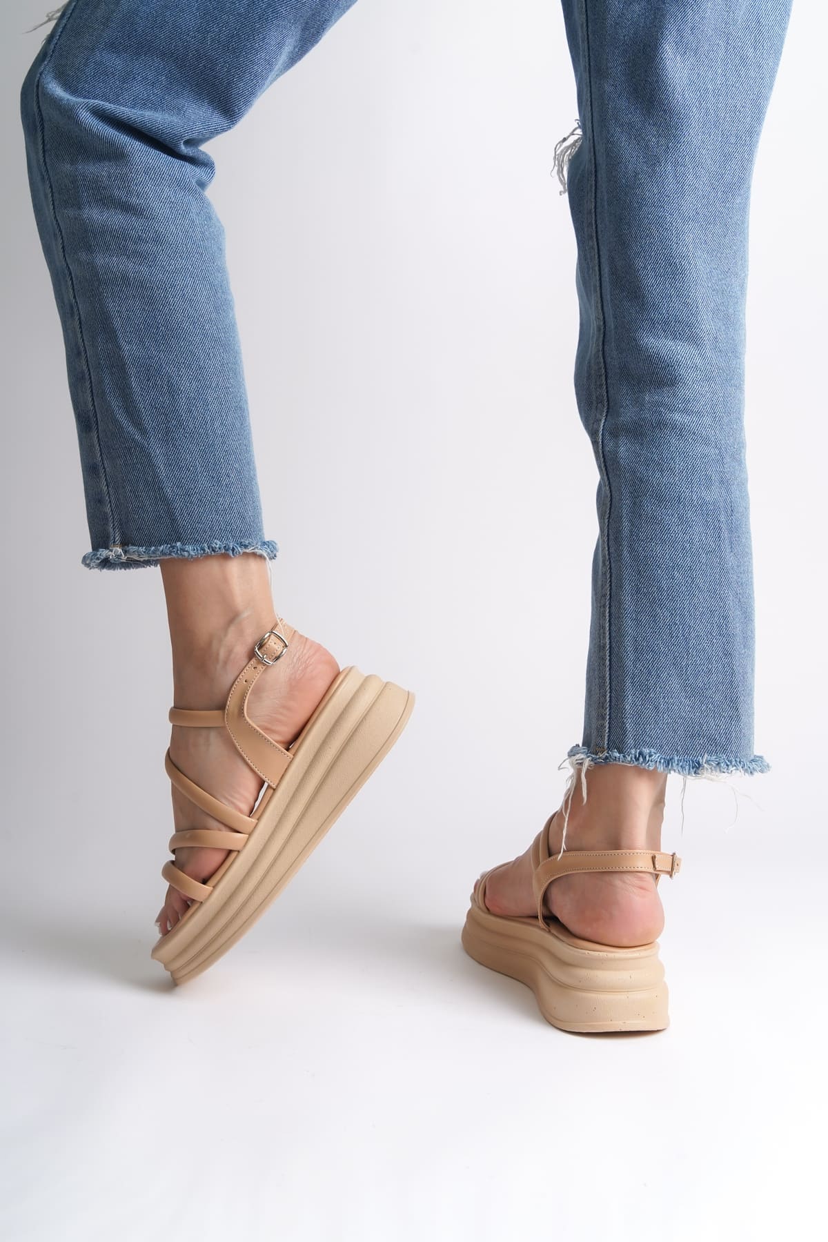 NATALIE İnce Tokalı Şerit Detaylı Ortopedik Taban Kadın Sandalet CTT - Ten - Görsel 3