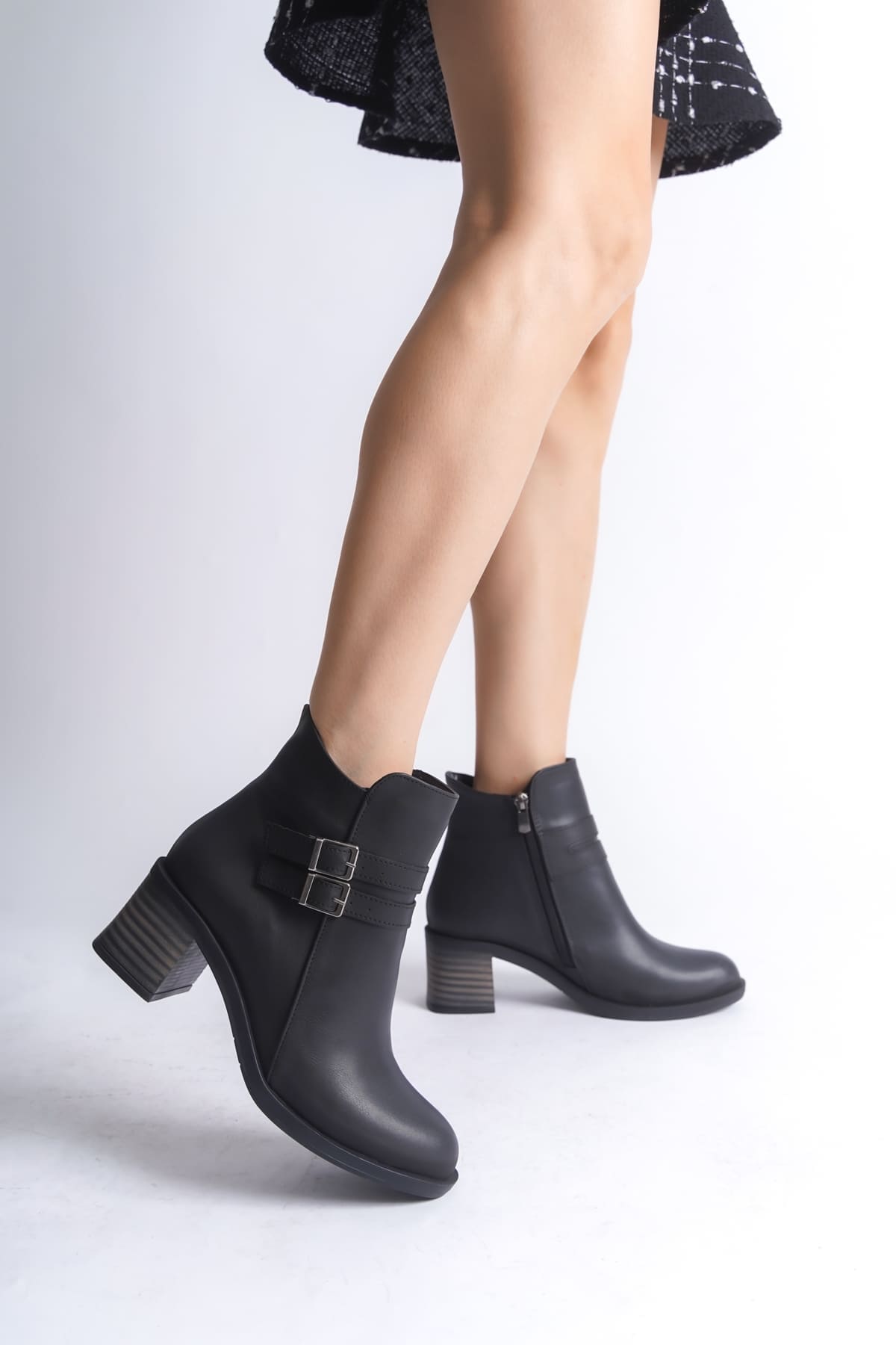 NOEMI Tokalı Fermuarlı Ortopedik Taban Topuklu Kadın Bot CST - Siyah - Görsel 2