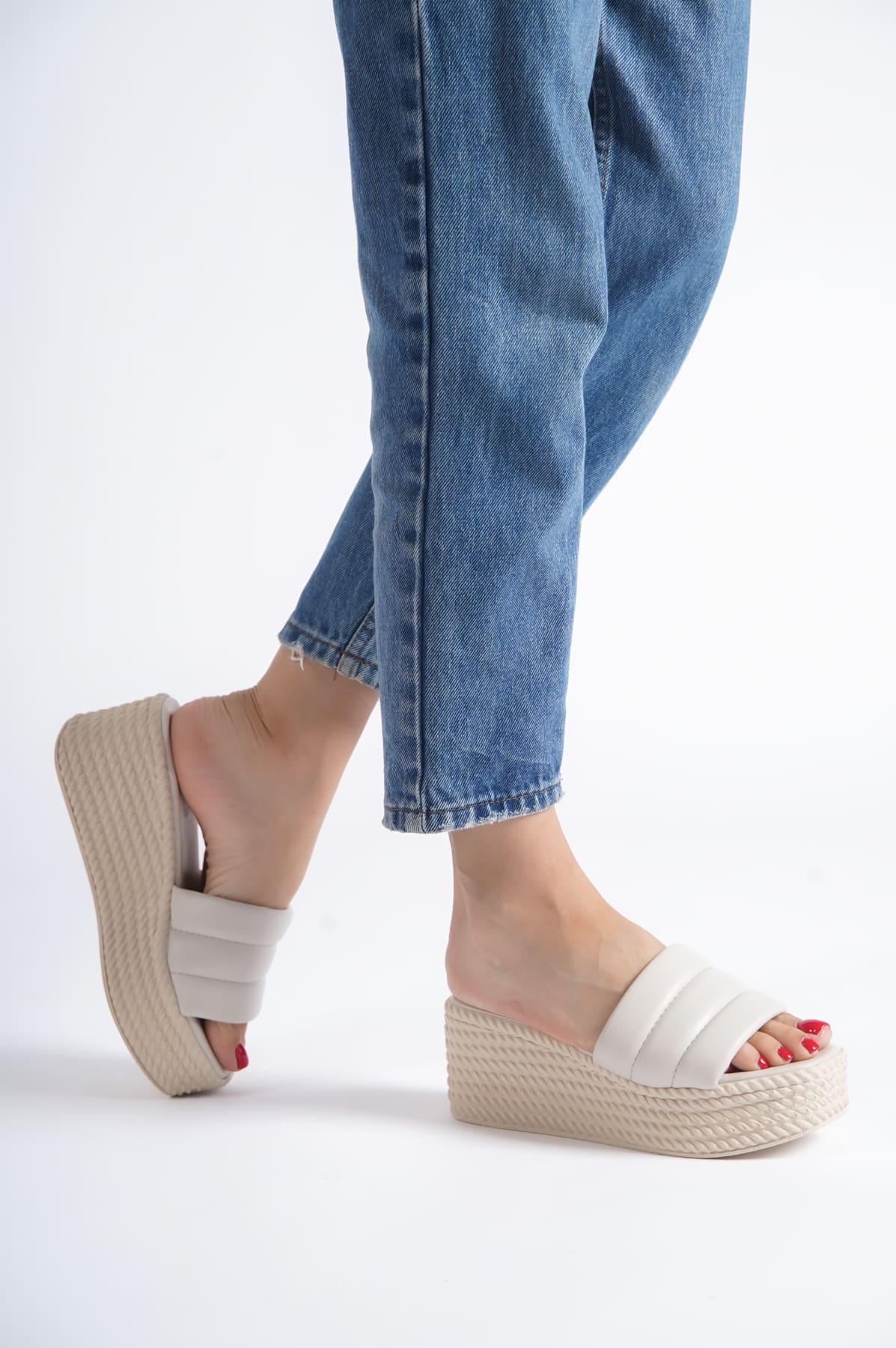 REINA Dolgu Topuklu Ortopedik Taban Hasır Görünümlü Kadın Terlik CKT - Krem - Görsel 2