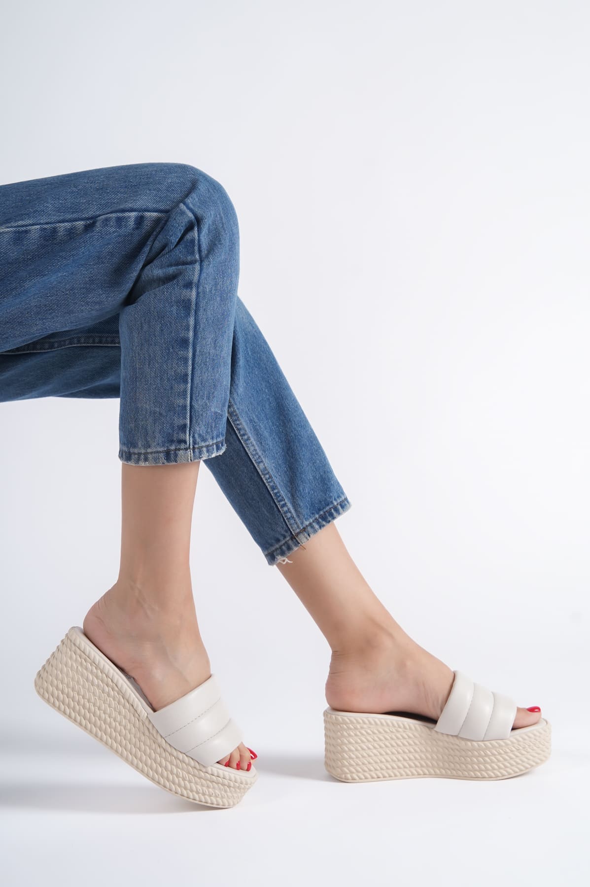 REINA Dolgu Topuklu Ortopedik Taban Hasır Görünümlü Kadın Terlik CKT - Krem - Görsel 3