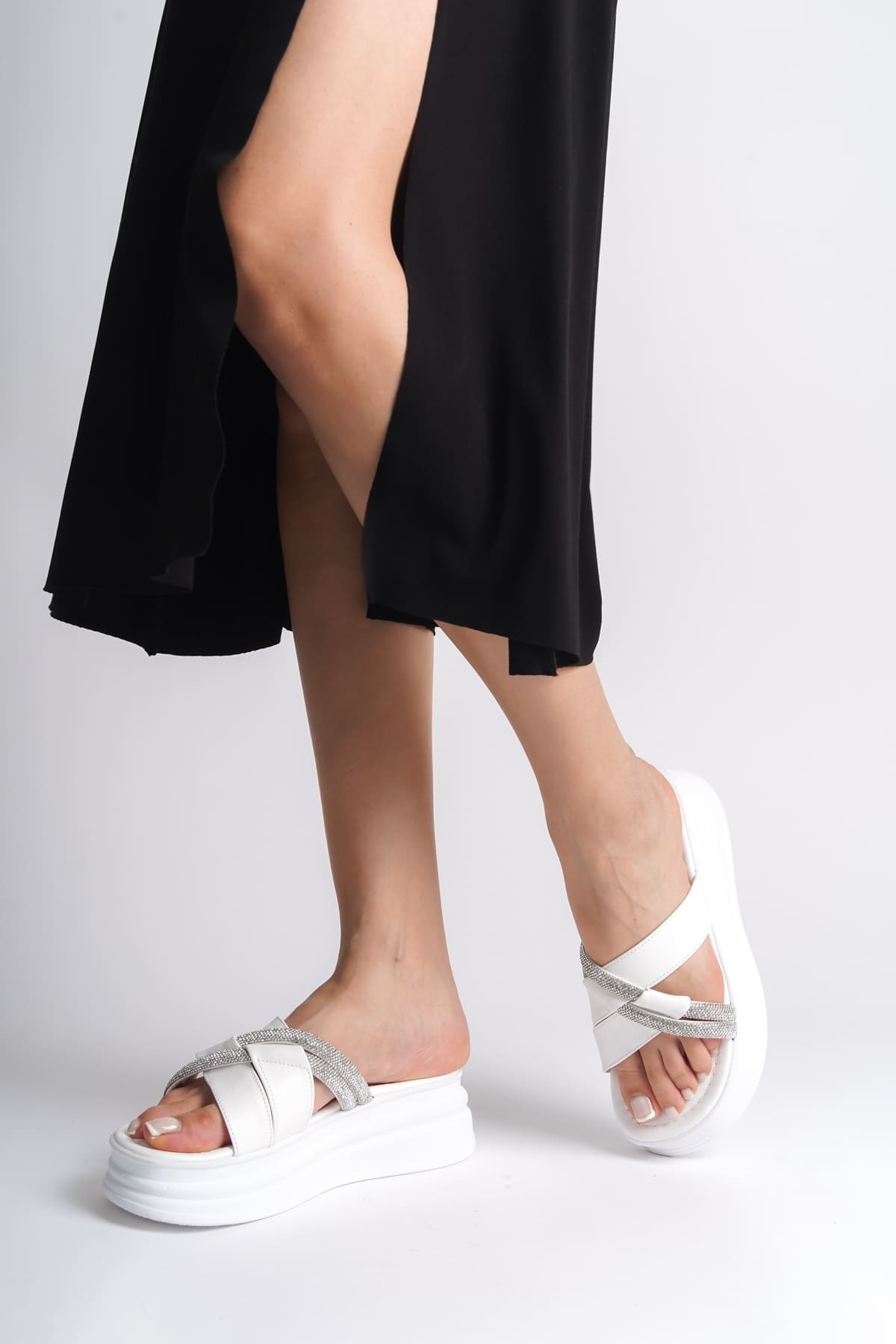RUBY Düz Topuklu Taşlı Çapraz Şeritli Kalın ve Ortopedik Taban Kadın Terlik CBT - Beyaz - Görsel 2