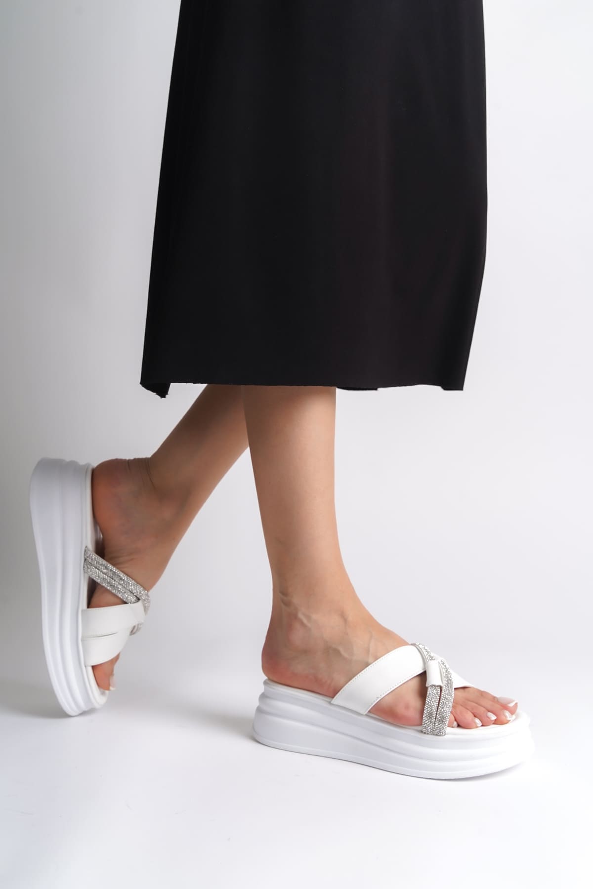 RUBY Düz Topuklu Taşlı Çapraz Şeritli Kalın ve Ortopedik Taban Kadın Terlik CBT - Beyaz - Görsel 3