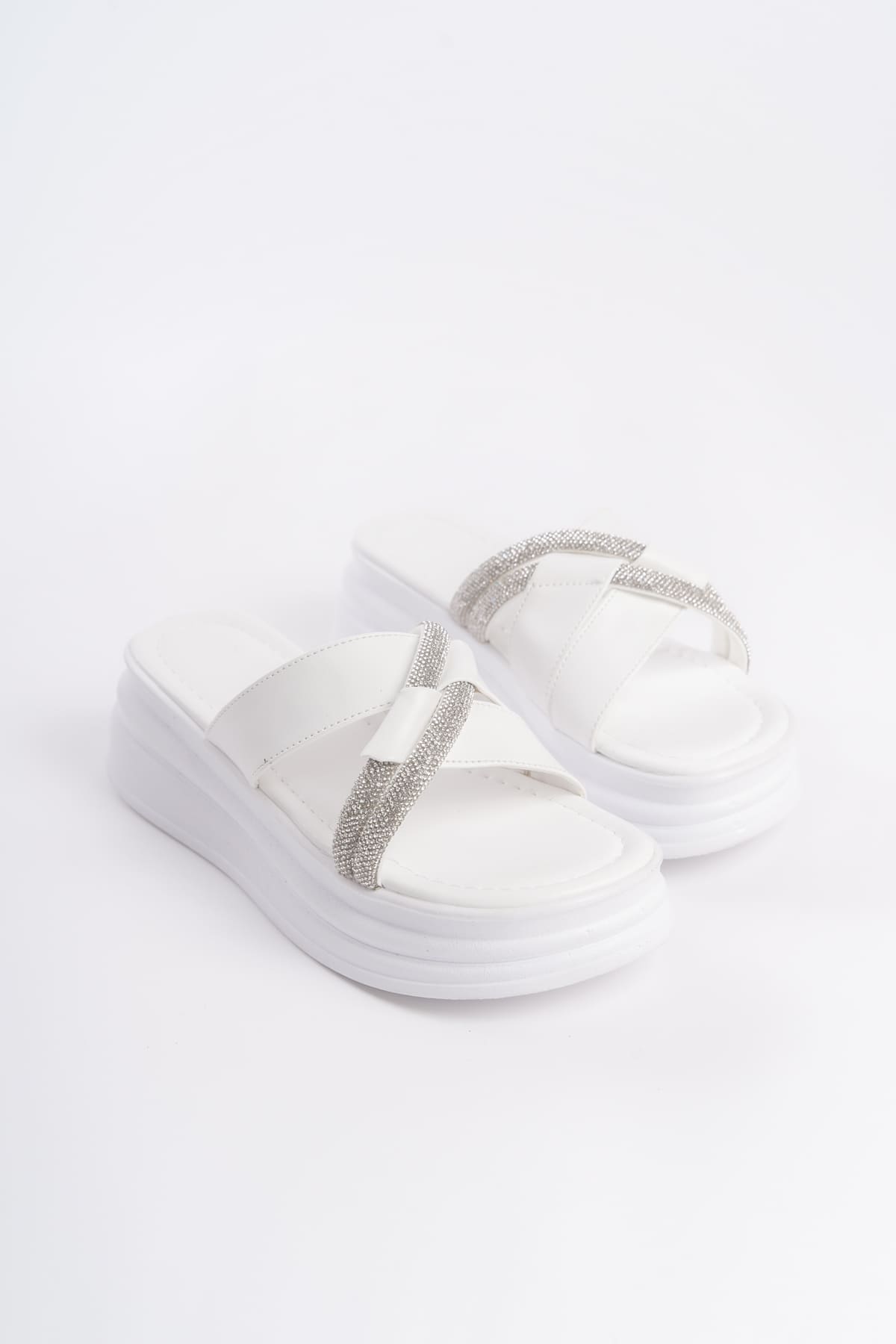 RUBY Düz Topuklu Taşlı Çapraz Şeritli Kalın ve Ortopedik Taban Kadın Terlik CBT - Beyaz - Görsel 4