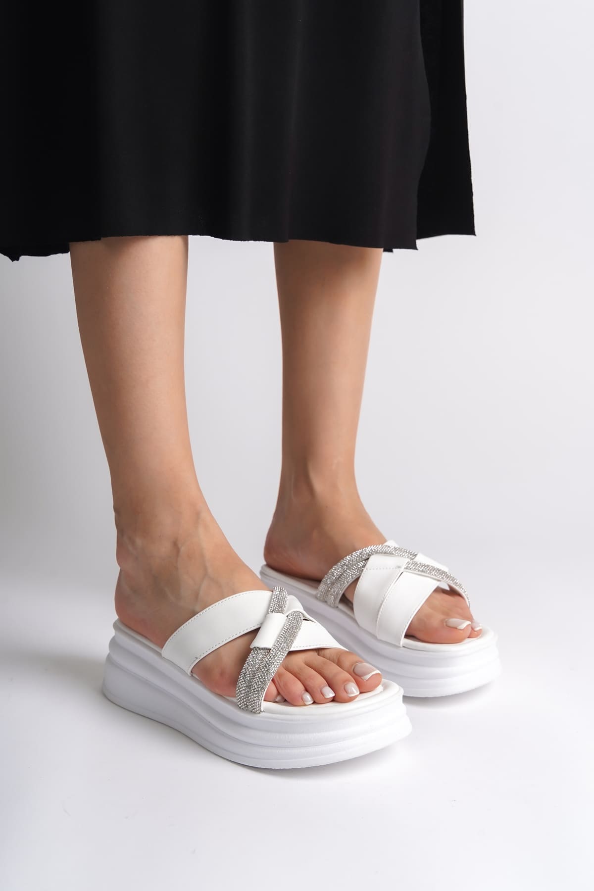 RUBY Düz Topuklu Taşlı Çapraz Şeritli Kalın ve Ortopedik Taban Kadın Terlik CBT - Beyaz