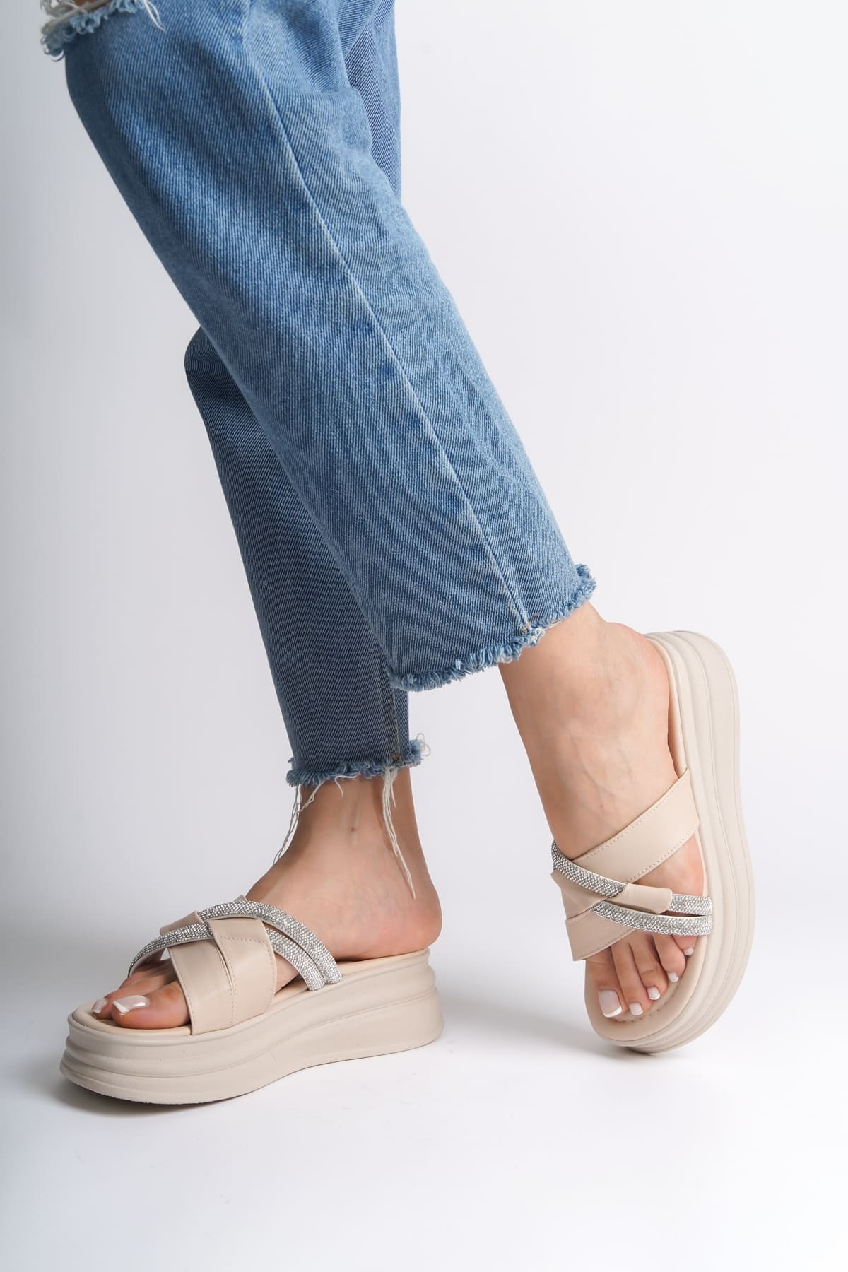 RUBY Düz Topuklu Taşlı Çapraz Şeritli Kalın ve Ortopedik Taban Kadın Terlik CKT - Krem - Görsel 3