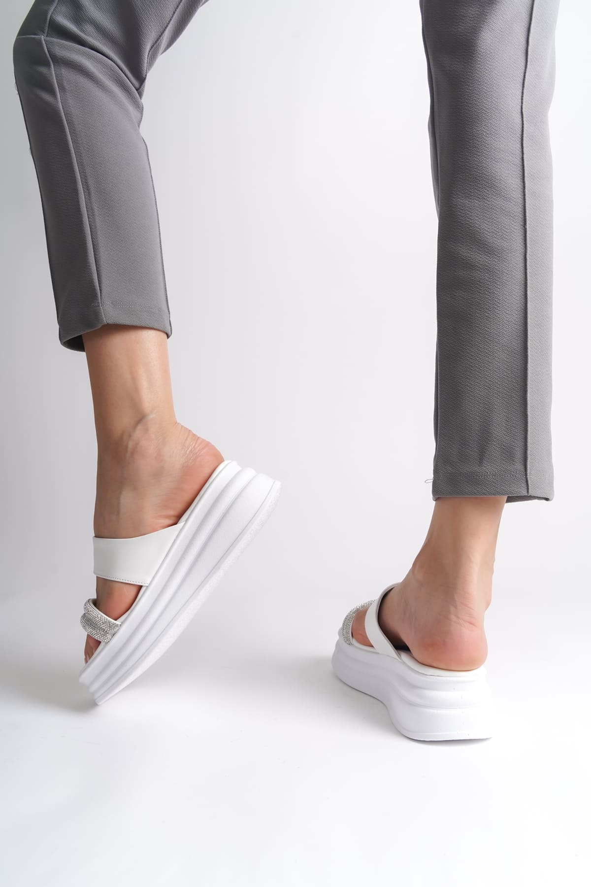 SARAH Düz Topuklu Taşlı Şeritli Kalın ve Ortopedik Taban Kadın Terlik CBT - Beyaz - Görsel 3