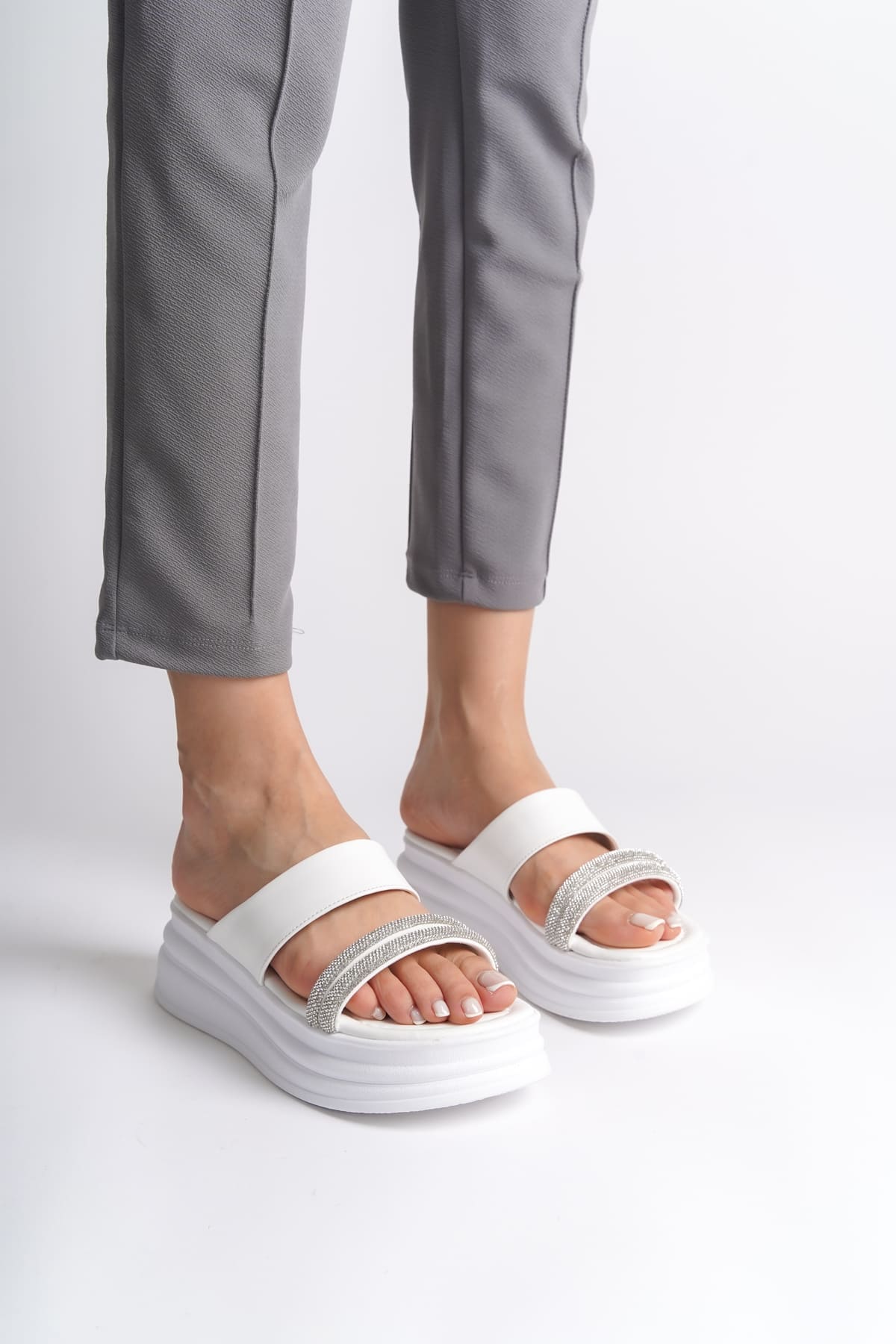 SARAH Düz Topuklu Taşlı Şeritli Kalın ve Ortopedik Taban Kadın Terlik CBT - Beyaz
