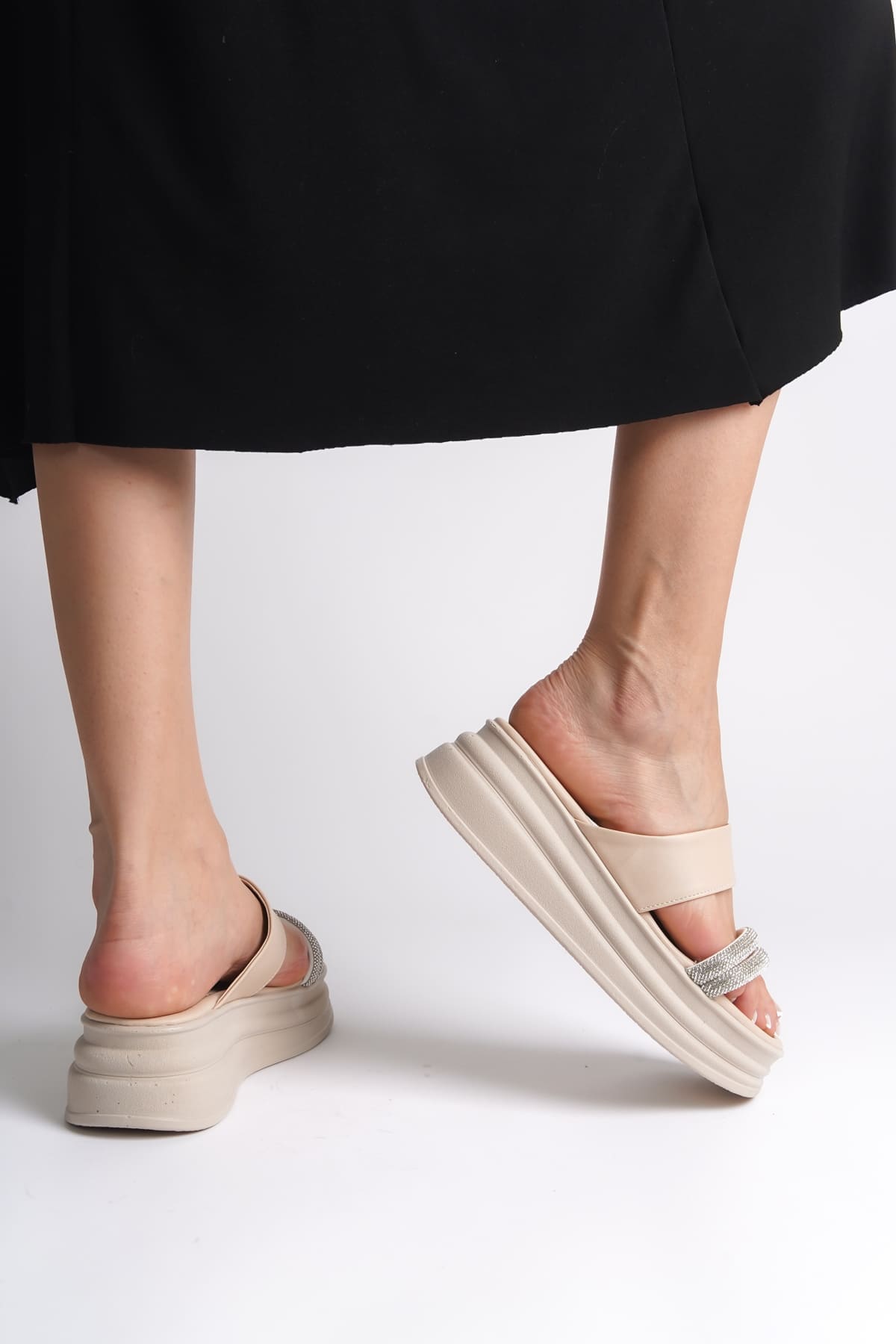 SARAH Düz Topuklu Taşlı Şeritli Kalın ve Ortopedik Taban Kadın Terlik CKT - Krem - Görsel 3