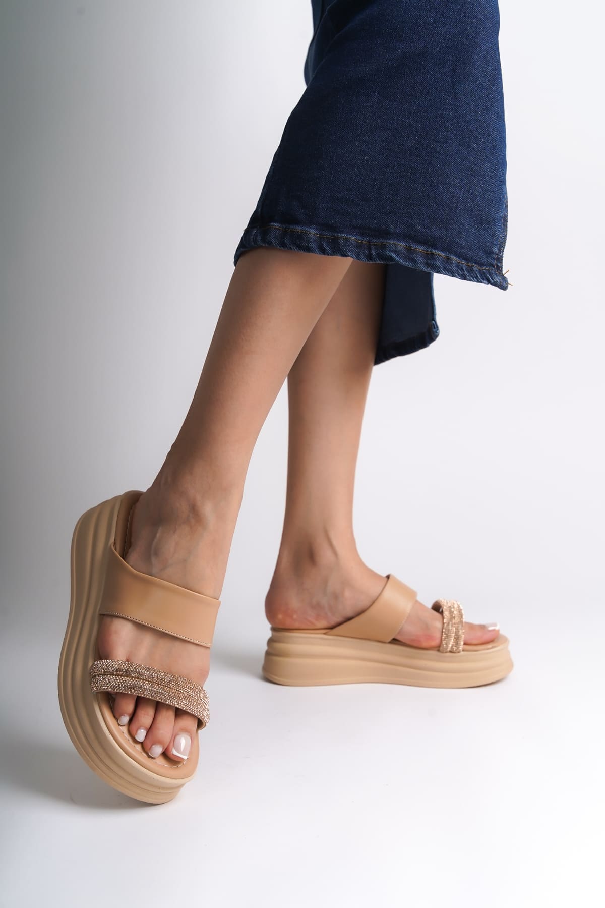 SARAH Düz Topuklu Taşlı Şeritli Kalın ve Ortopedik Taban Kadın Terlik CTT - Ten - Görsel 2