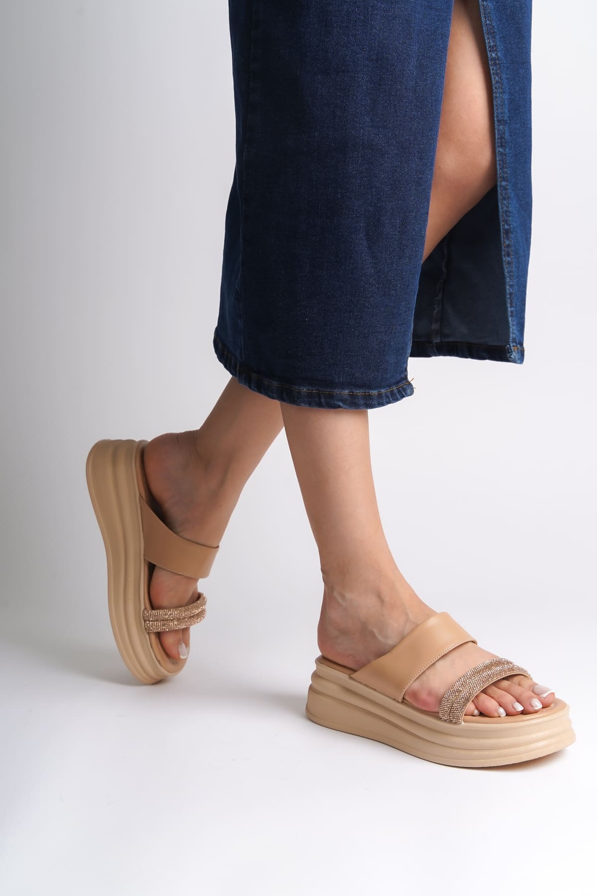 SARAH Düz Topuklu Taşlı Şeritli Kalın ve Ortopedik Taban Kadın Terlik CTT - Ten - Görsel 3